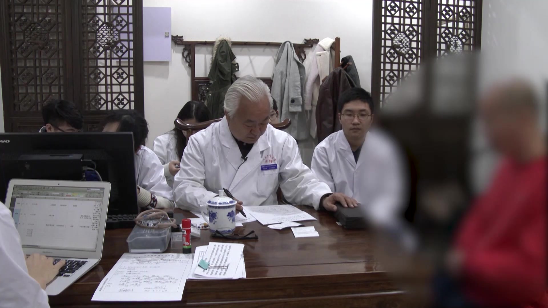 肝胆湿热内扰：40岁男性饮酒加重失眠便溏的清热利湿法