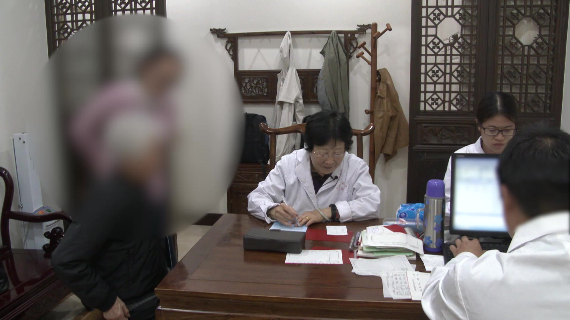 肝肾阴虚肝血不足：80岁女性腰椎骨折后腰痛腹痛的滋肾柔肝缓急法