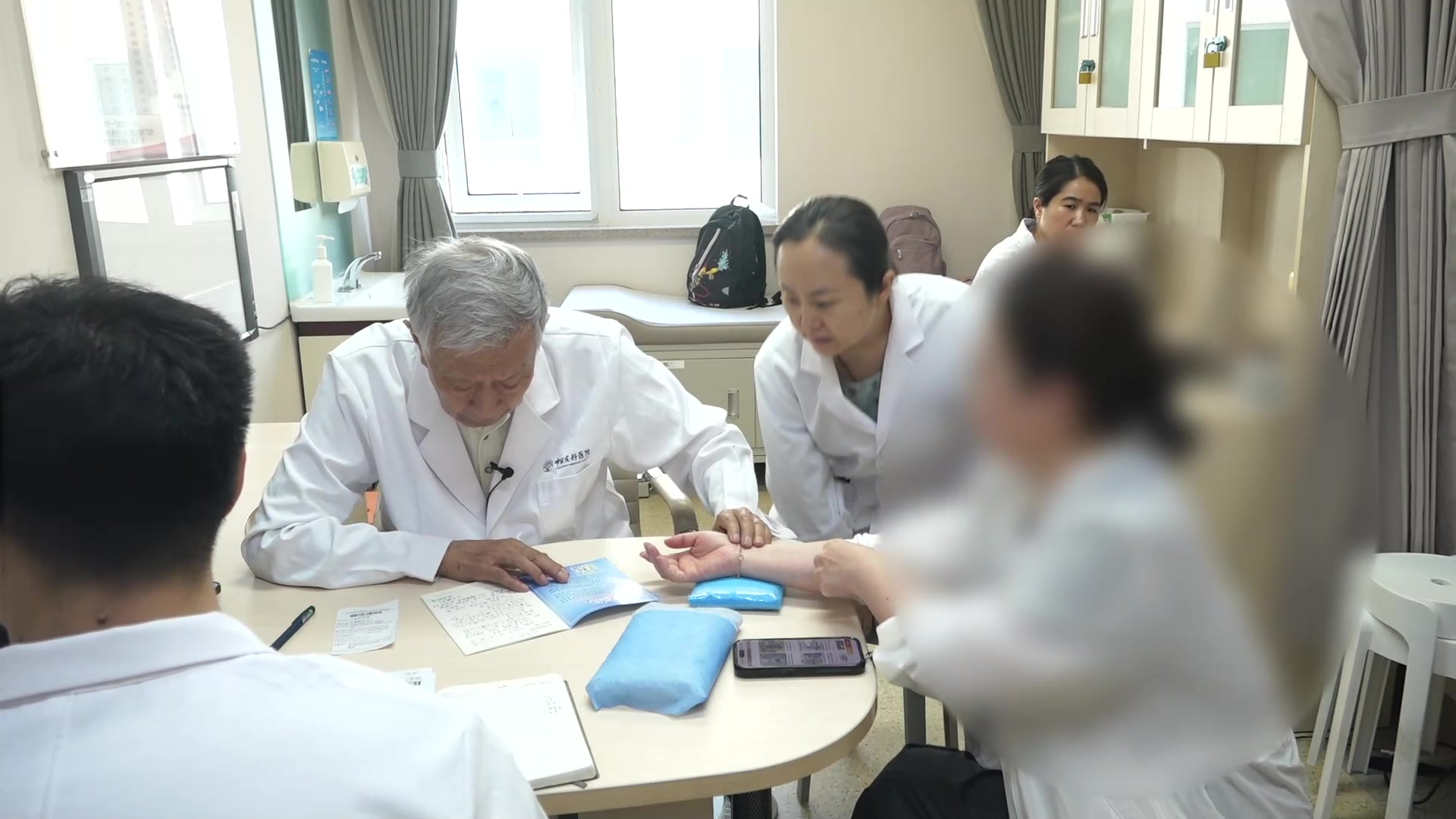 肝郁脾虚气滞血瘀：51岁女性偏头痛20年伴胃胀便秘之散偏汤化裁