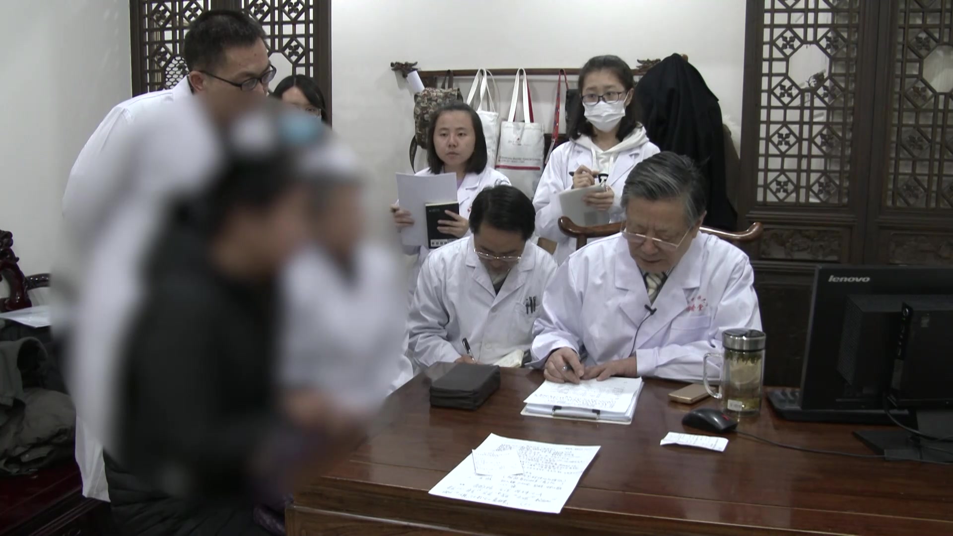 血虚风燥兼痰饮内停：33岁女性荨麻疹13年口中多涎的养血温中法