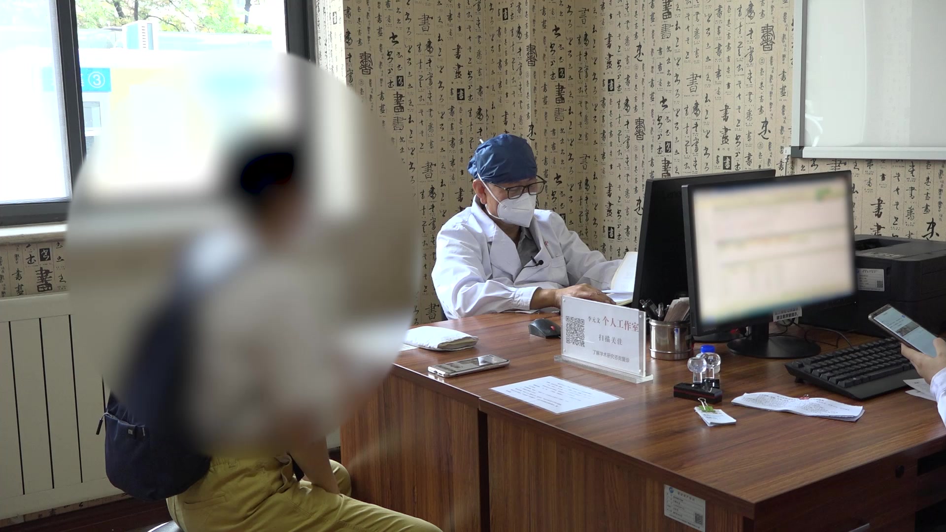 脾虚湿蕴寒热错杂：40岁女性慢性荨麻疹反复发作的温清并用法