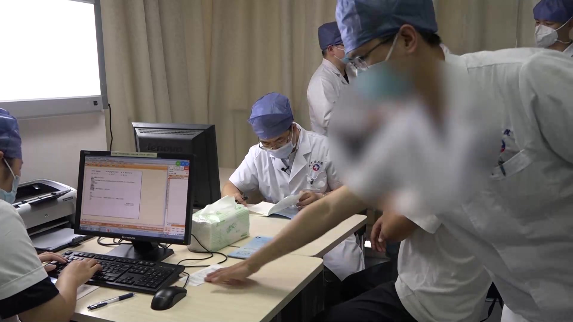 腰椎骨质增生：36岁男性腿疼的影像鉴别与进一步检查方案