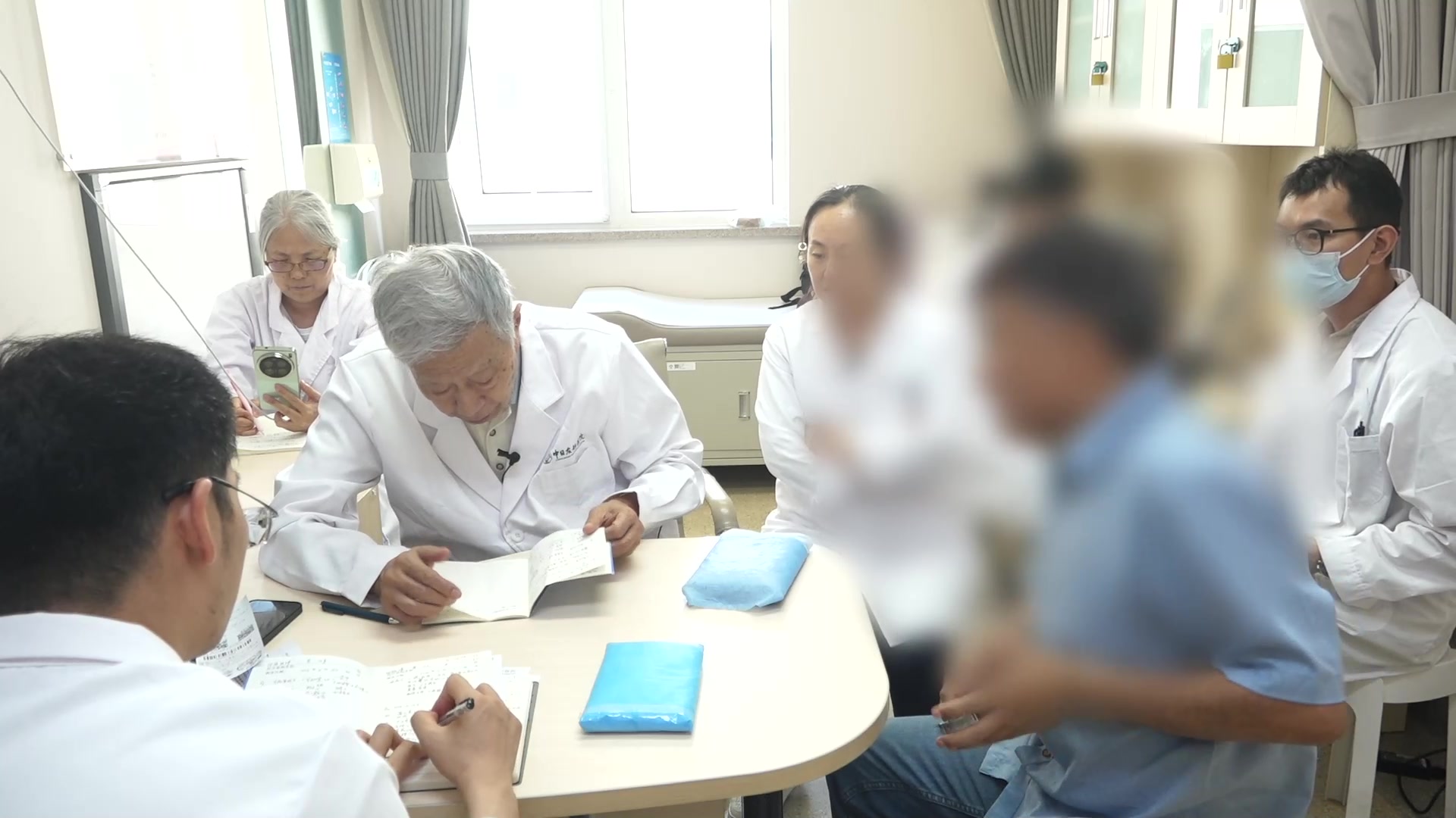 寒热错杂证：59岁男性手足凉失眠口苦的养血通络清上法