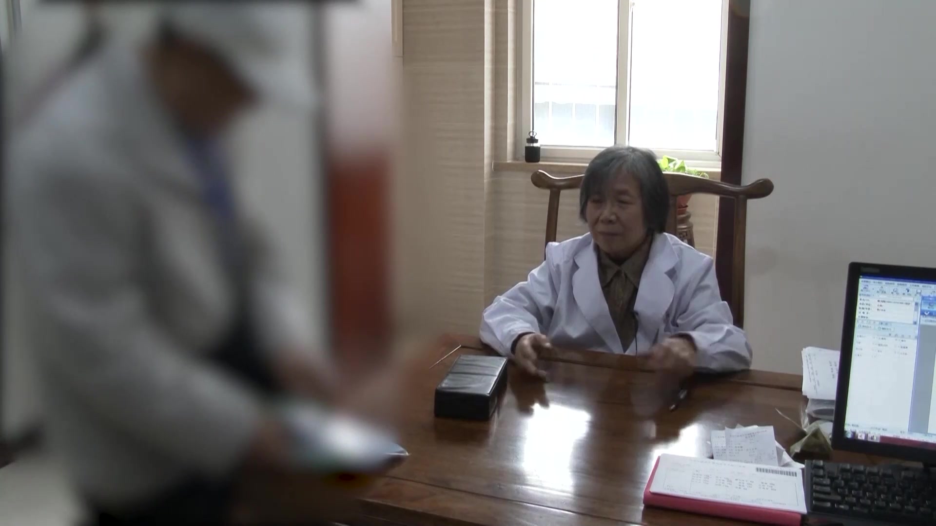 饮停胸胁兼郁热：72岁男性痰饮喘鸣心包胸腔积液的泻肺逐饮清热法