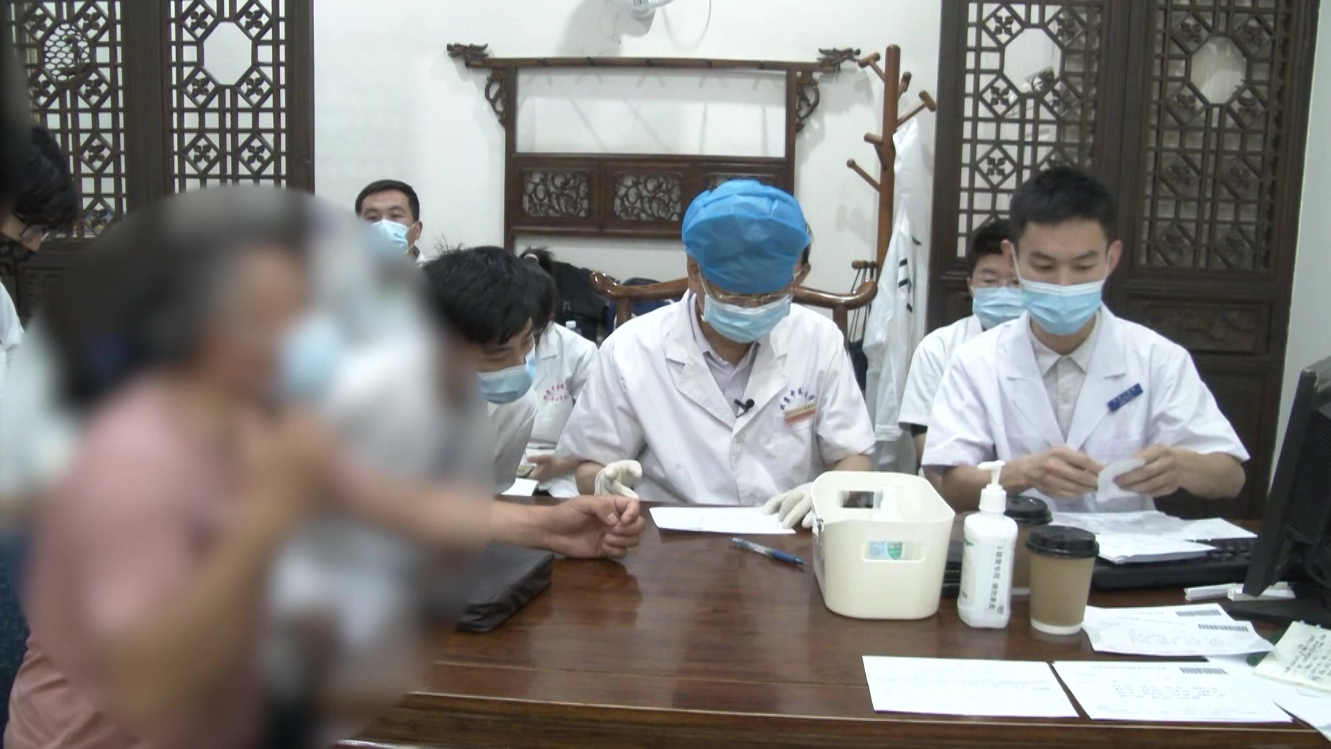湿热内蕴迫津外泄：42岁男性手足心热多汗的清热利湿通络法