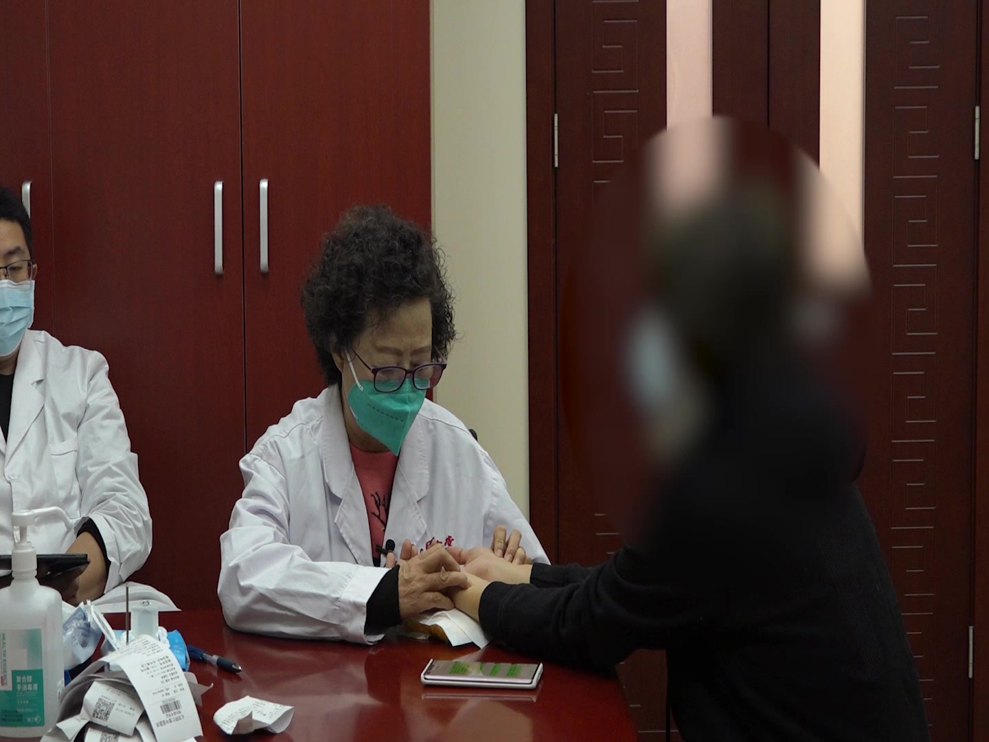 气血亏虚痰瘀阻络：40岁女性胸痹头痛的益气通阳活血法