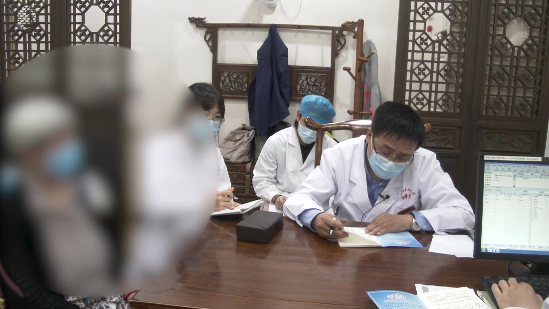 痰湿内阻：81岁胆囊结石复诊胁痛失眠喘证的祛湿降逆法