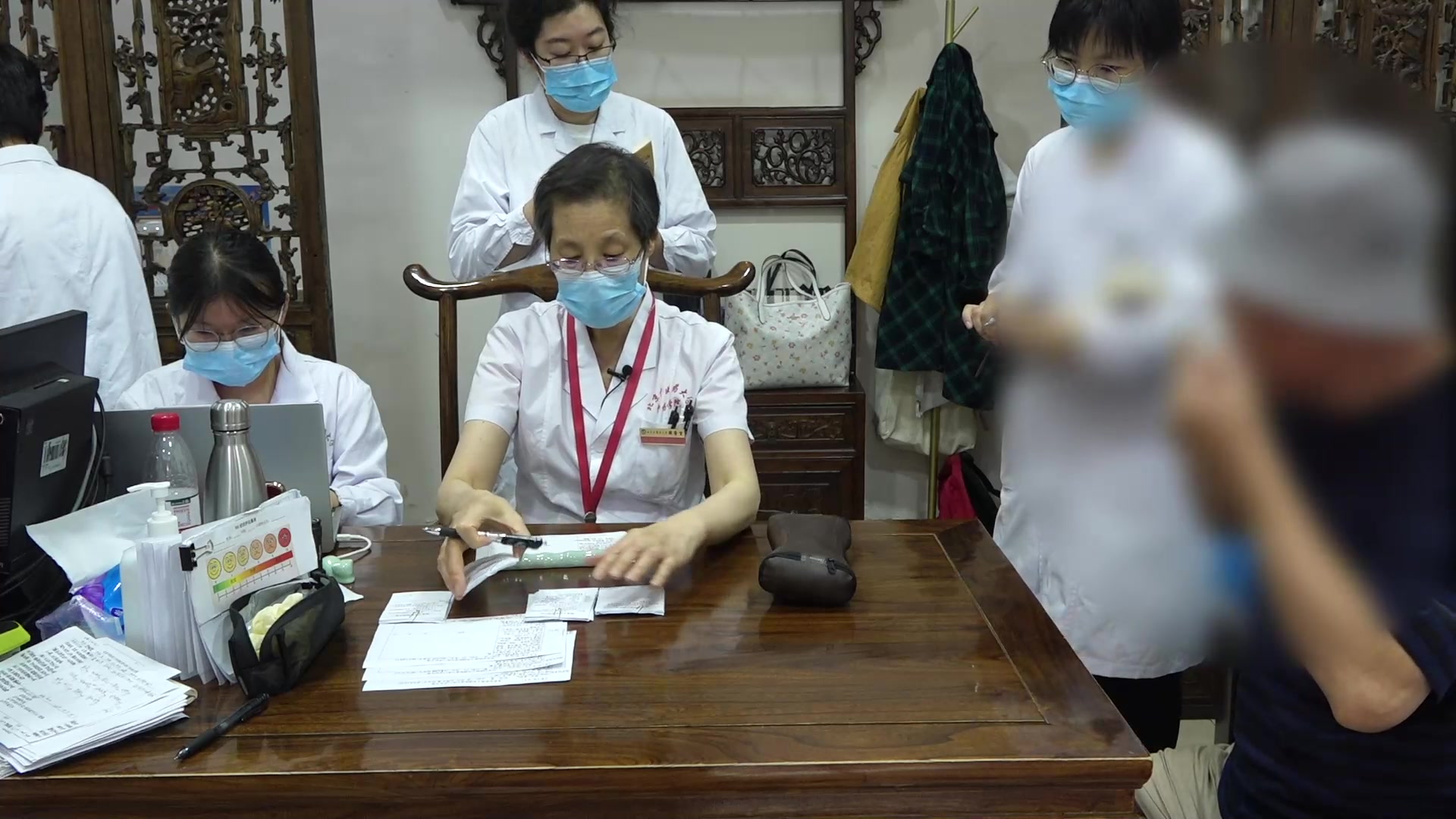 湿浊内蕴肺窍不利：67岁男性过敏性鼻炎伴手指麻木的化浊脱敏法