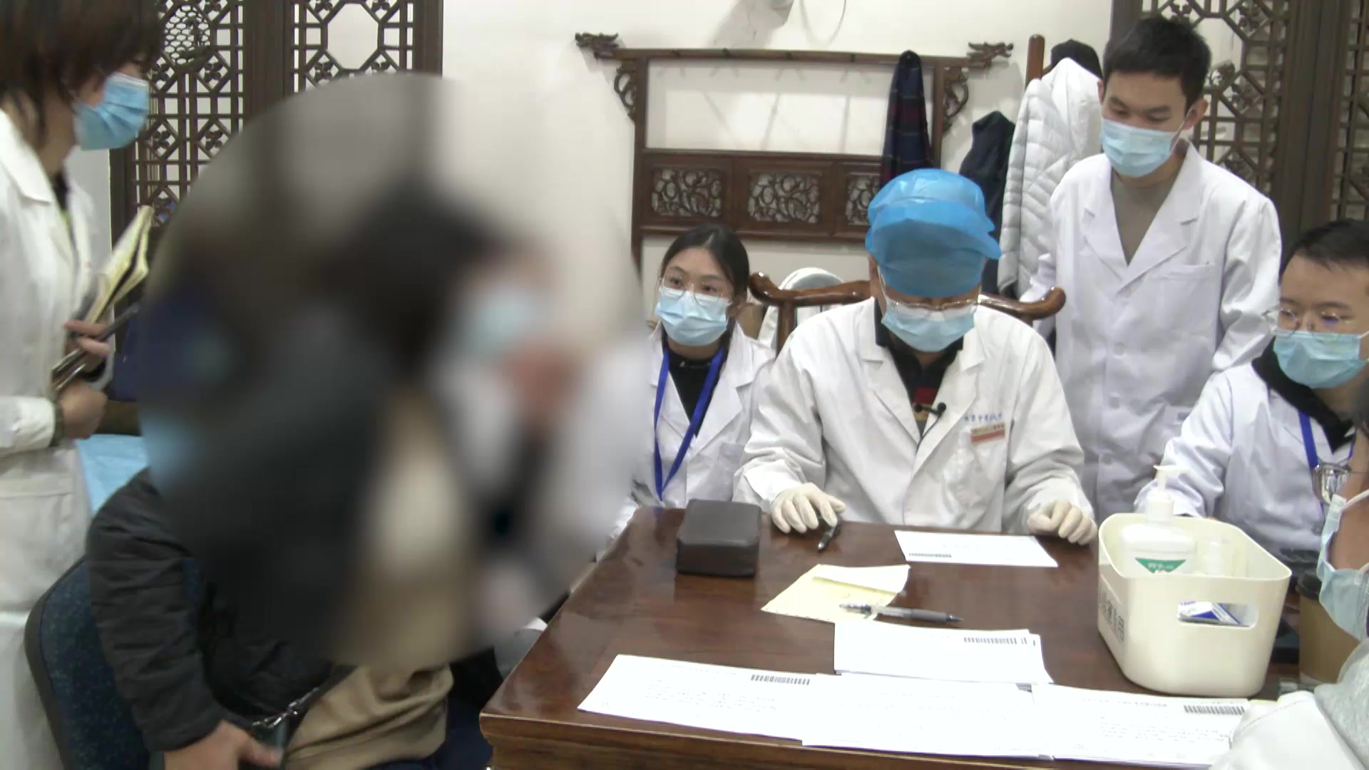 风痰上扰脾虚湿盛：47岁女性脑鸣20年散风祛湿引火下行法