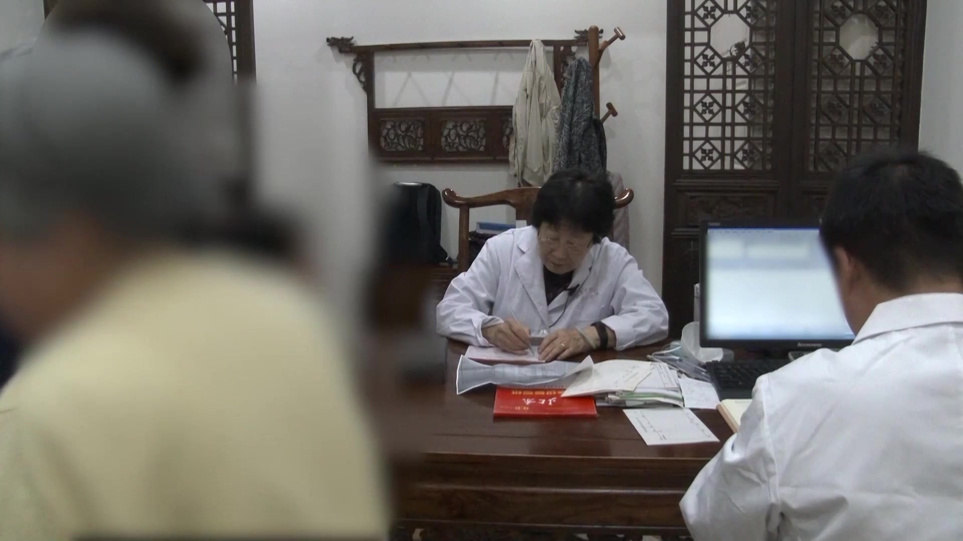 湿热瘀阻：30岁女性过敏性紫癜夏季溃疡疼痛的清热利湿化瘀法