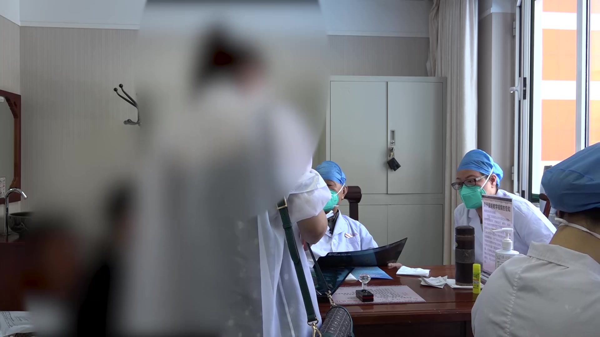 寒热错杂脾虚肝克：72岁胰腺癌患者腹痛呕吐的中药调治