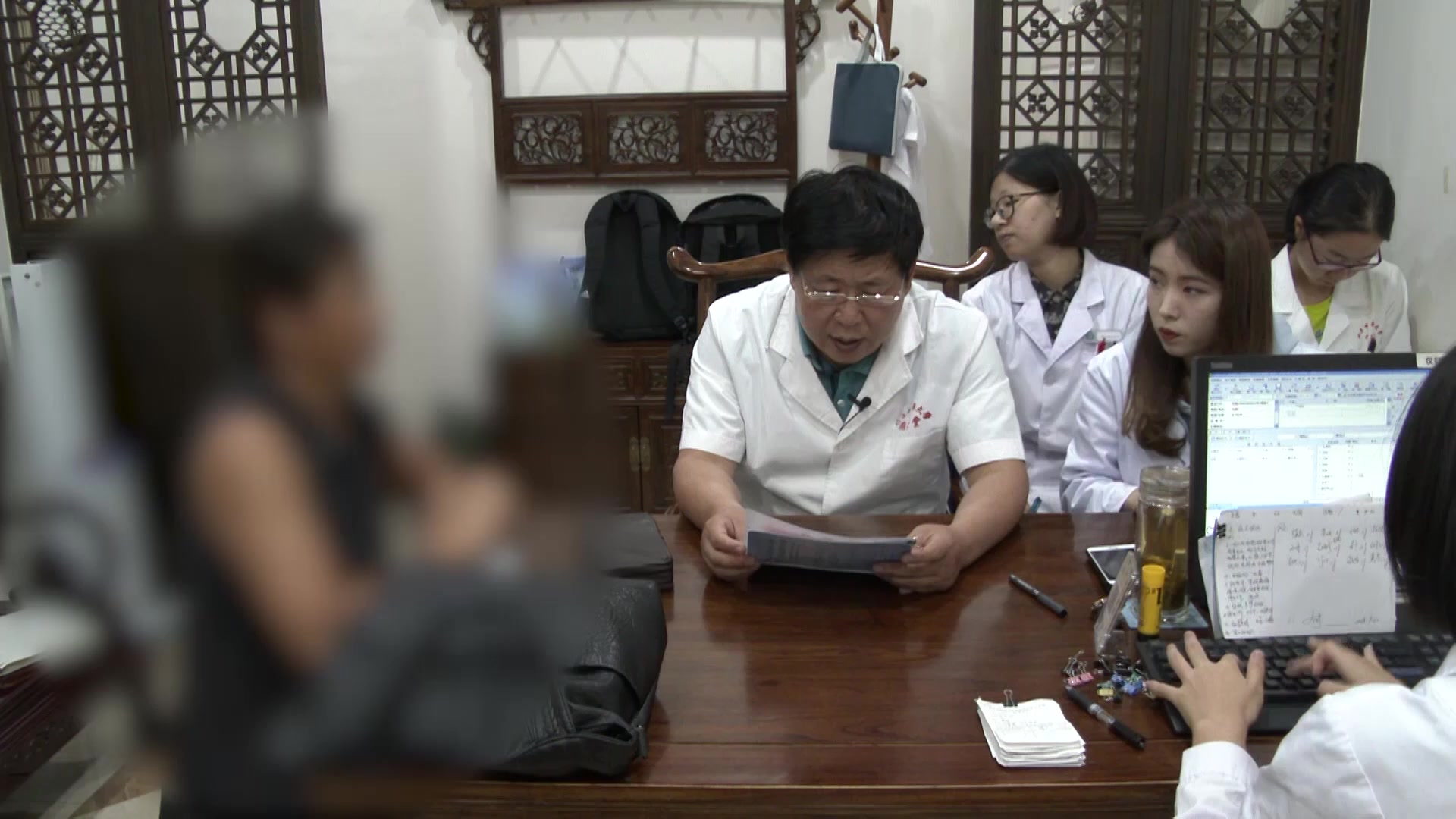 脾胃虚弱湿滞中焦：52岁女性胃痛便溏的黄芪建中汤加减