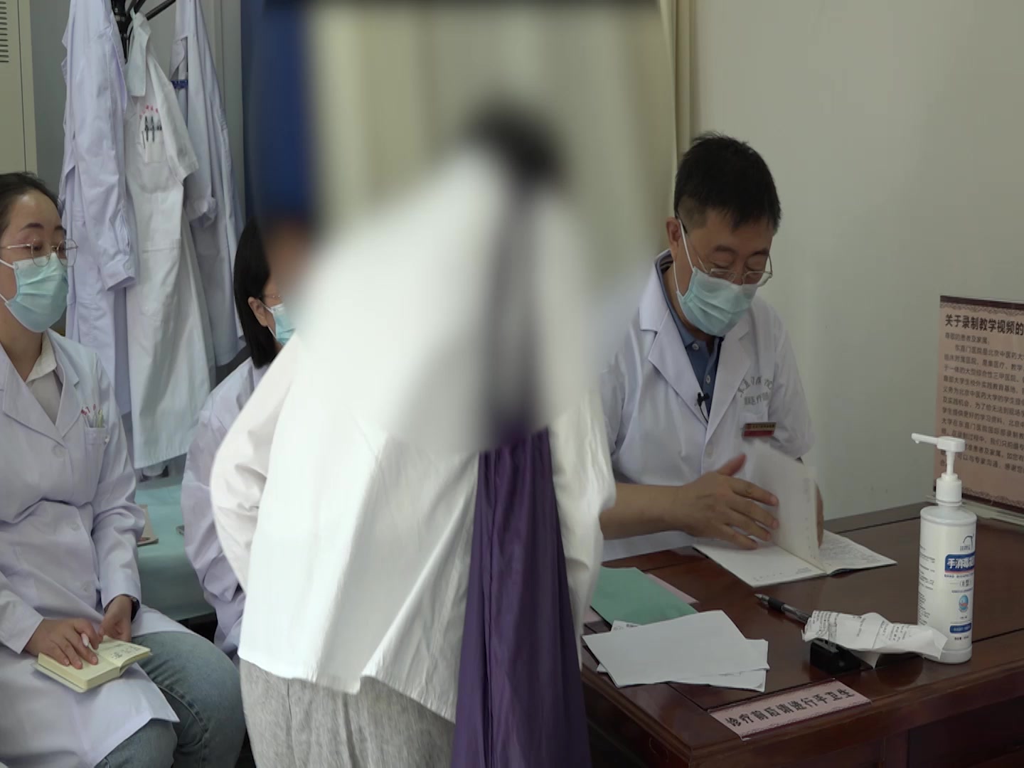 脾肺气虚湿热内蕴：74岁女性阴雨汗出后全身湿疹的益气固表清热除湿法