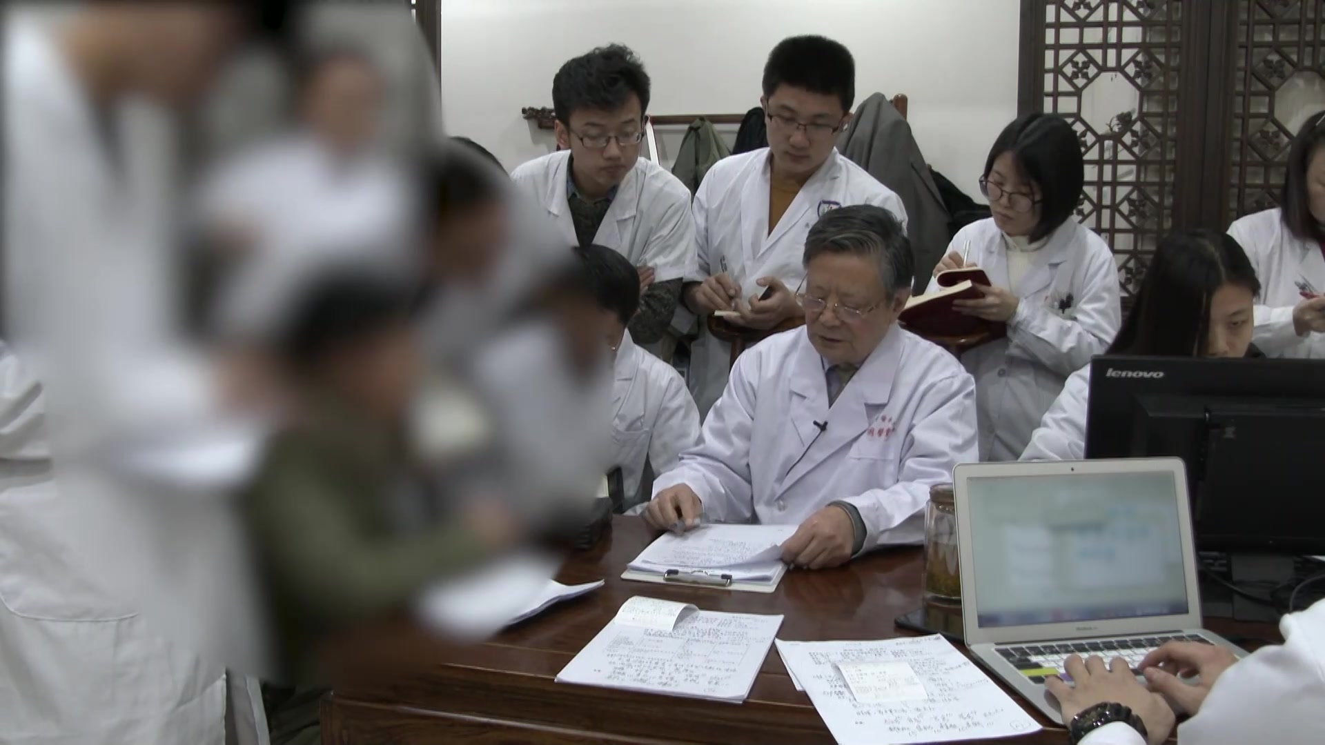 肝气郁结胃寒气逆：52岁女性呃逆伴失眠的温胃降逆法