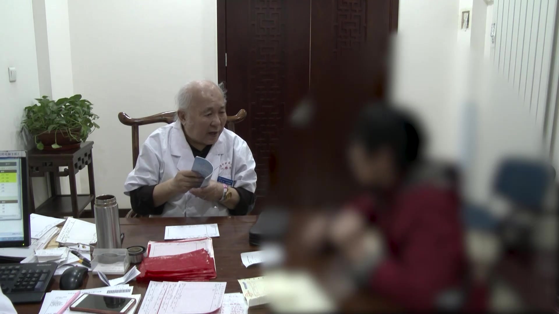 脾虚湿热胃气壅滞：63岁女性胃痞胀便溏的清热和胃消痞法