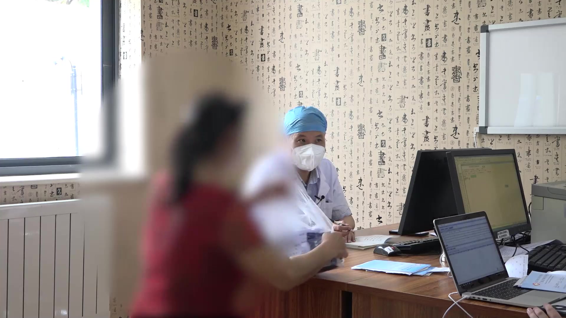 肝胃不和上热下寒：55岁女性胃中嘈杂汗出失眠的清上温下调中法