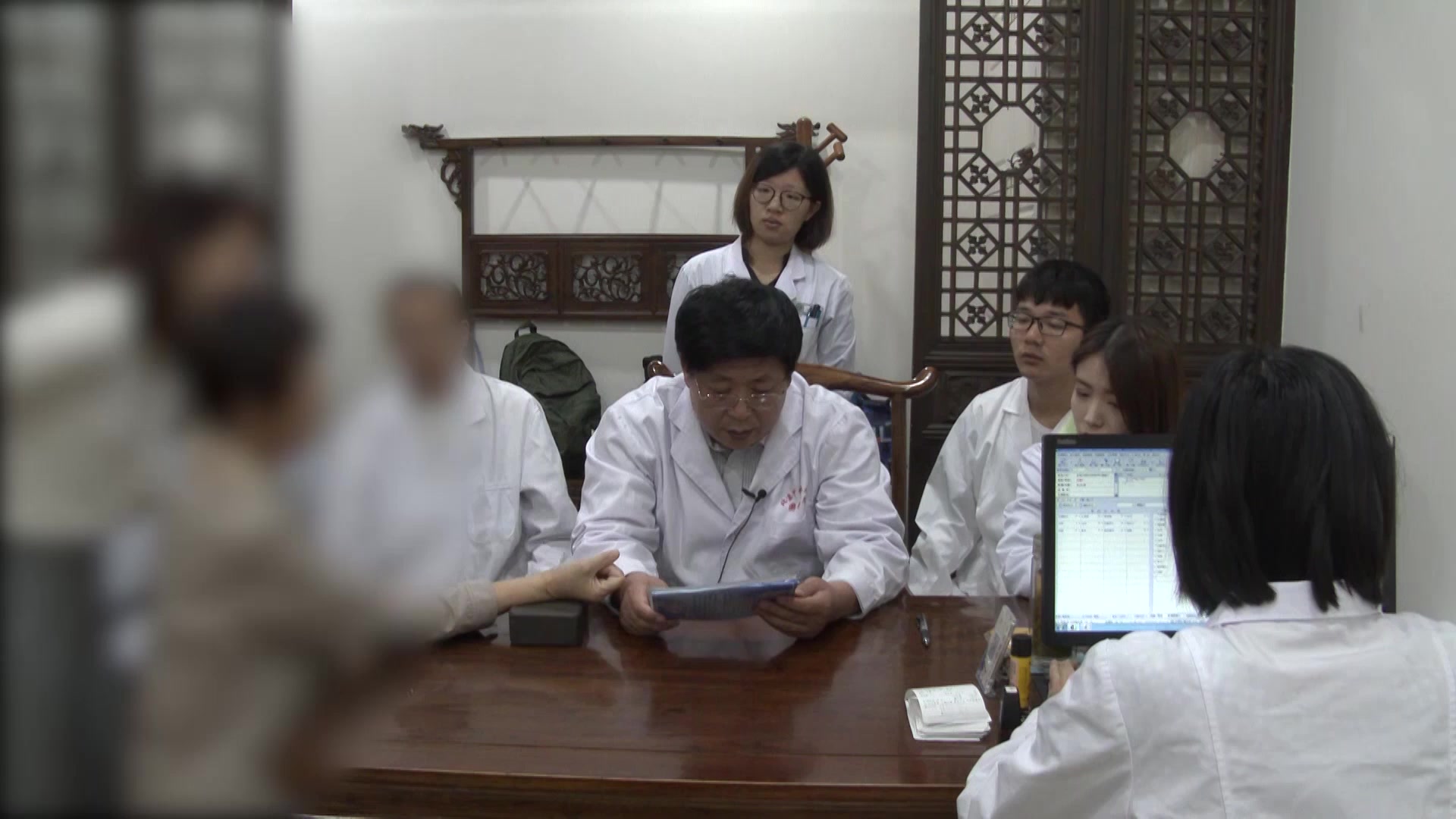 脾肾气虚水湿内停：73岁慢性肾炎下肢水肿20年伴汗出之鸡鸣散加减治验