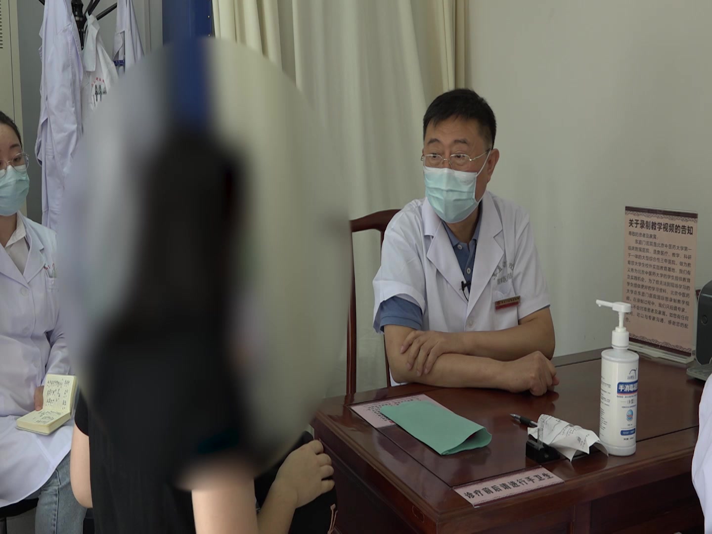 湿热内蕴风邪外袭：36岁女性湿疹荨麻疹头皮瘙痒流水的清热祛湿祛风法