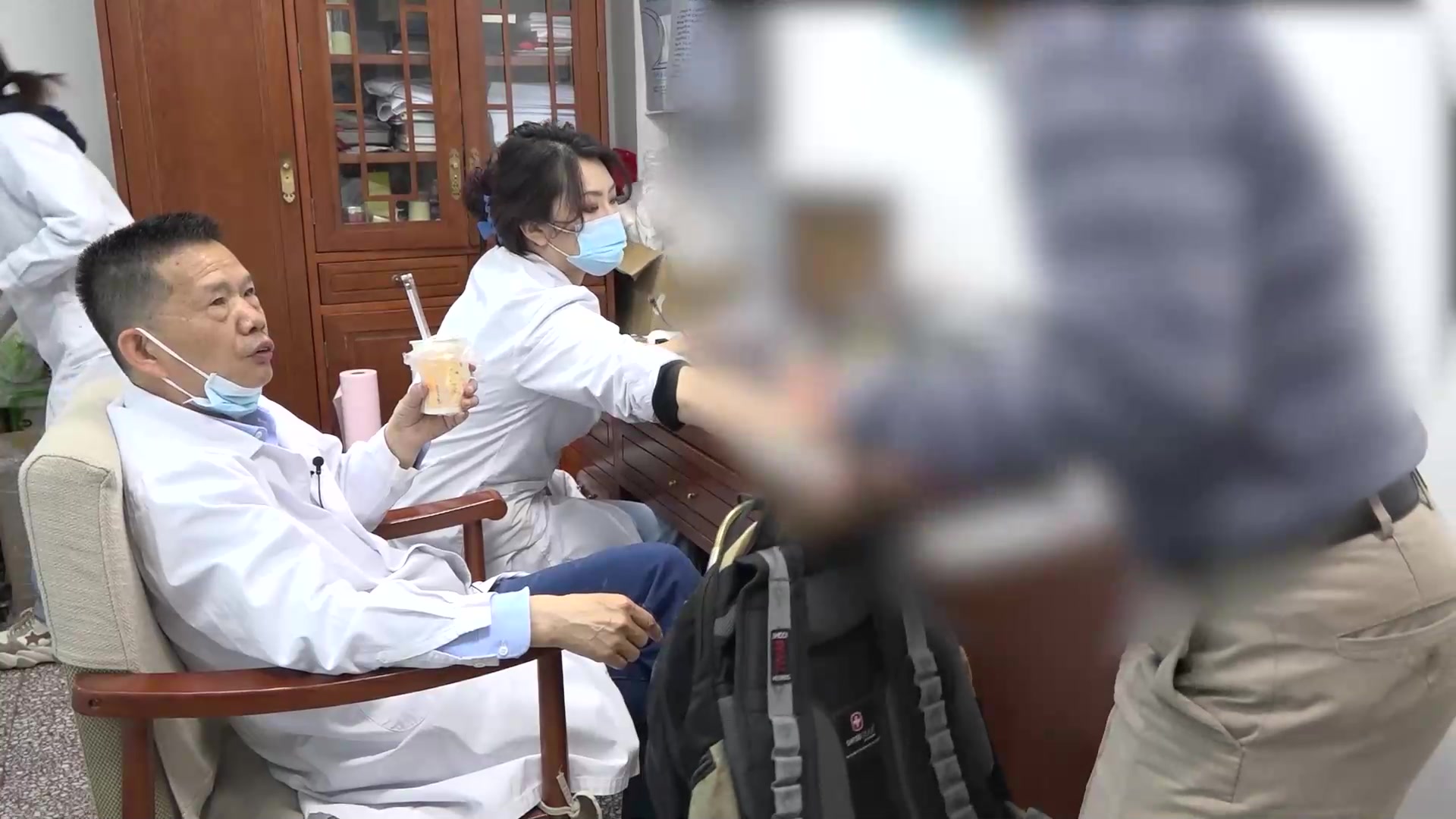 经络瘀阻耳窍不利：65岁男性耳聋腰突的针灸针刀综合外治