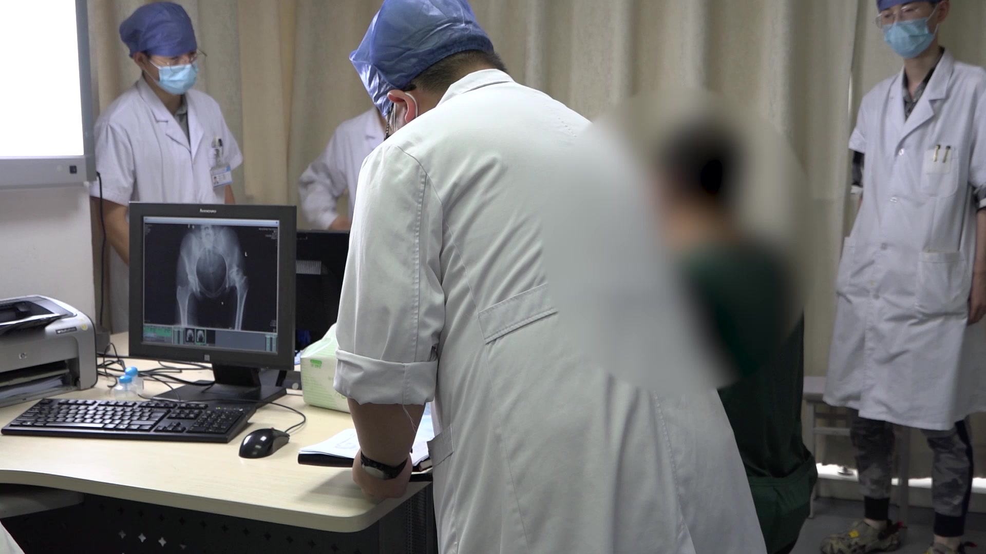 痰瘀阻络：53岁男性股骨头坏死左髋疼痛的中药内服与膏药外敷