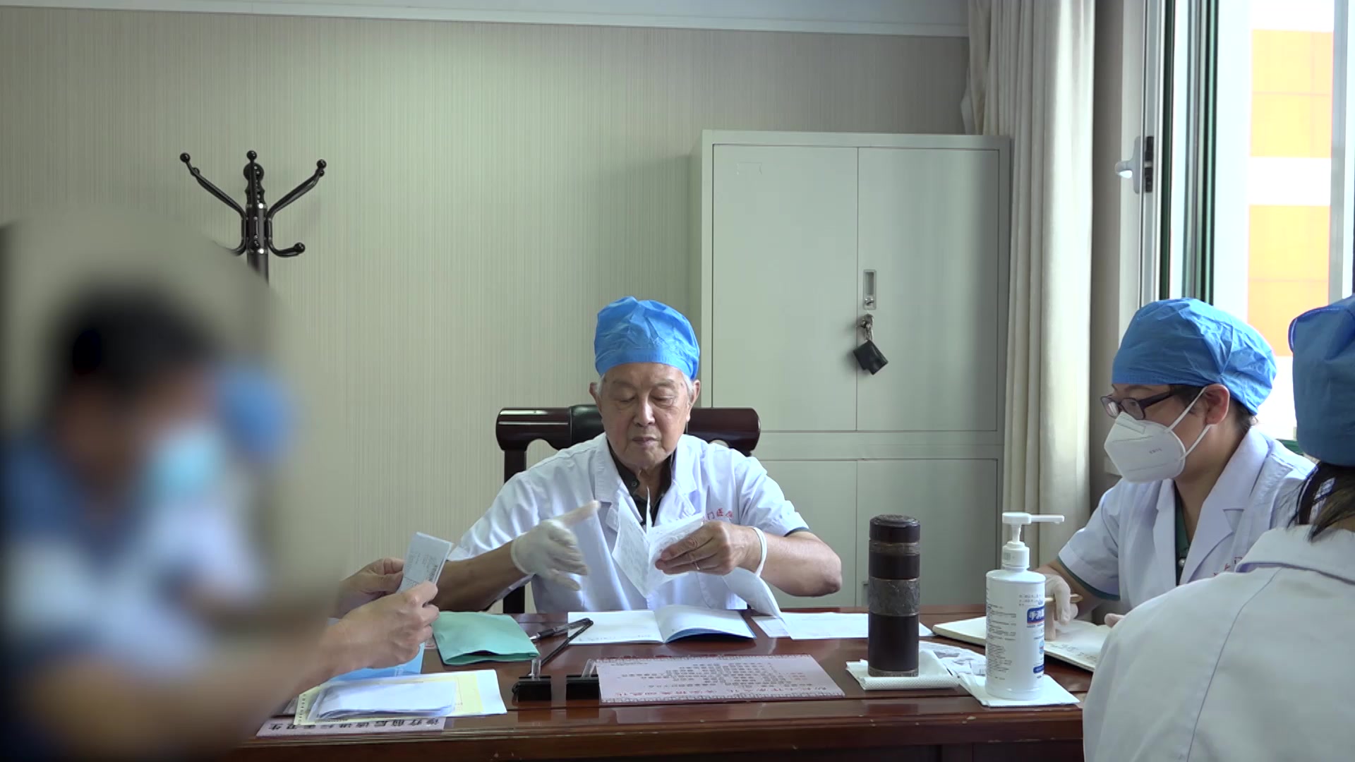 脾虚湿热上蒸下注：54岁男子胆囊息肉伴腹泻痤疮的调中清化法