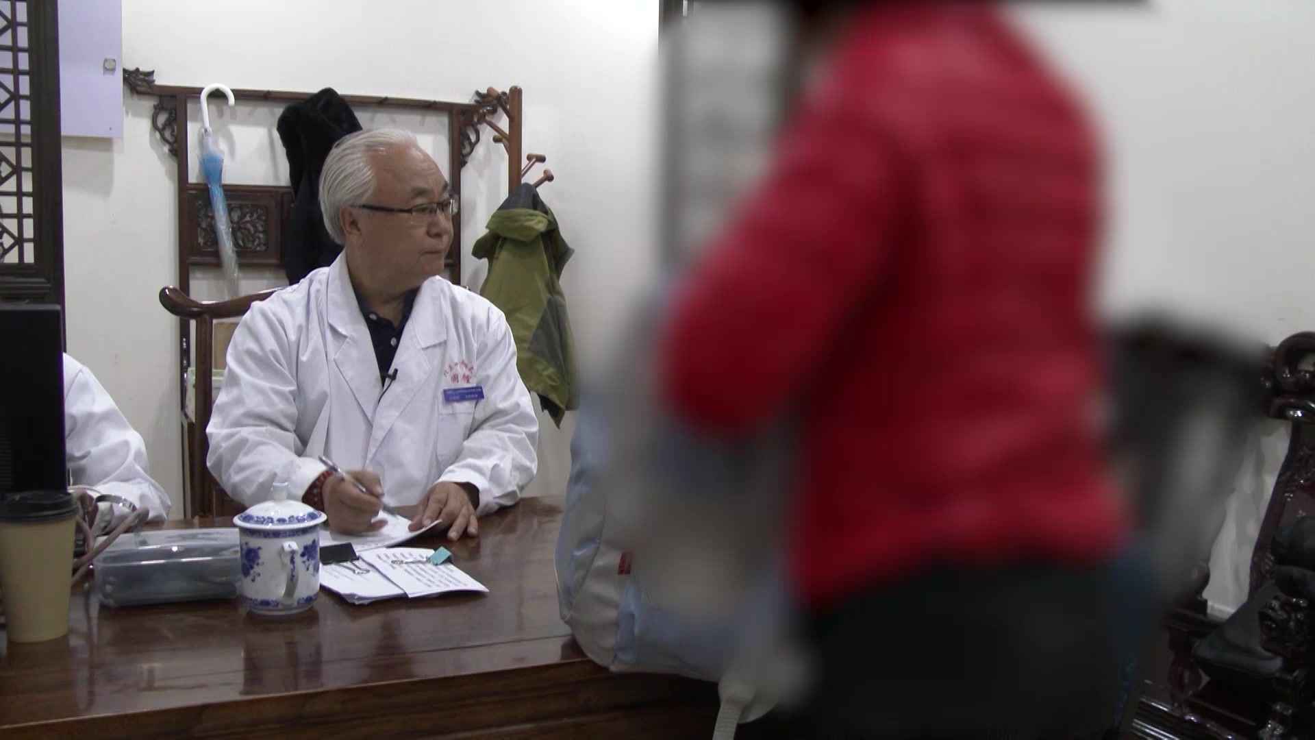 肝经郁热，毒邪内蕴：19岁女性慢性乙肝眼圈青黑的中西医结合管理