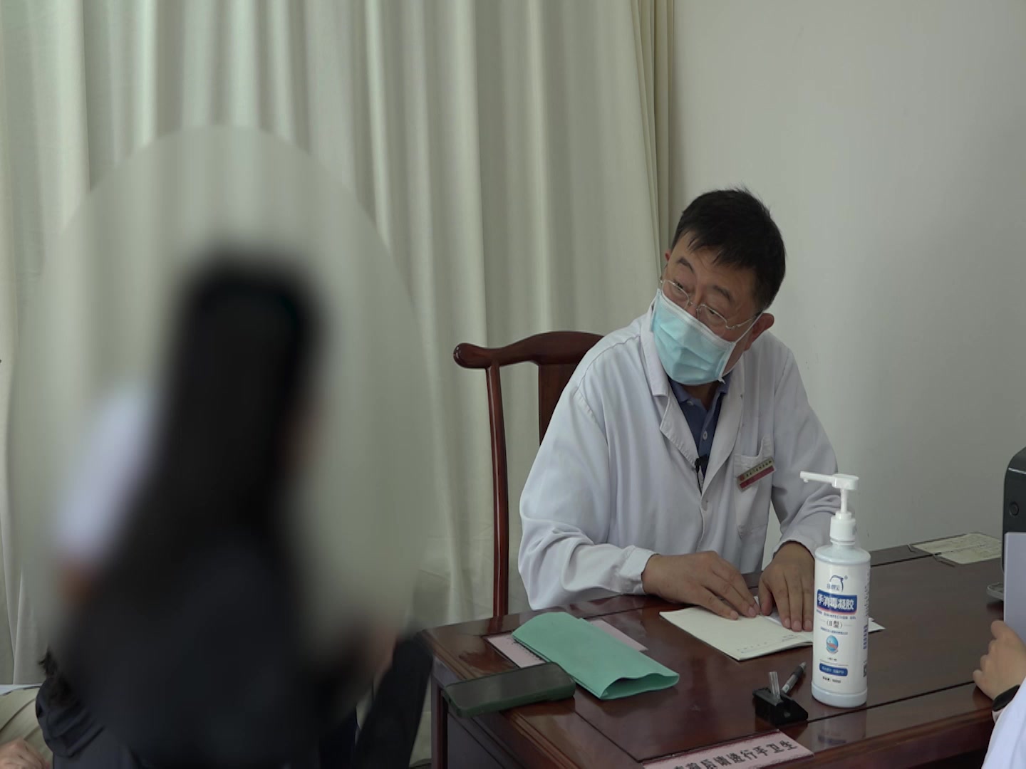 湿热蕴肤兼血瘀：23岁痤疮患者面部丘疹脓疱的清热利湿活血法