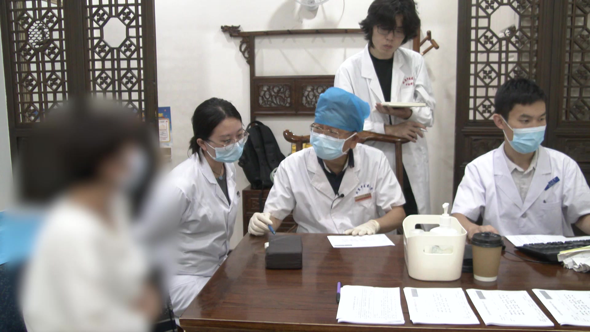 寒凝血瘀：43岁女性月经量少色黑伴手脚冰凉的温经活血调经法