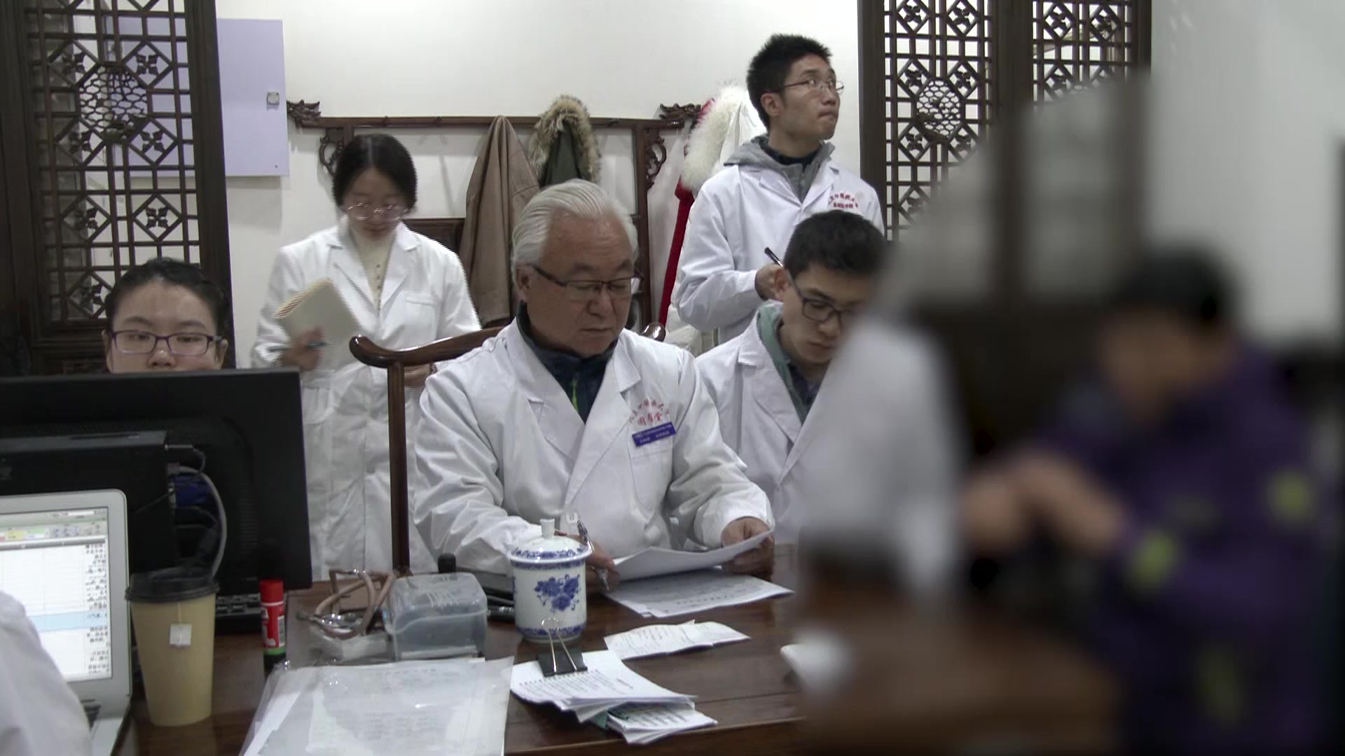 上热下寒肾虚肝亢：53岁女性头响耳鸣心慌的滋肾平肝法