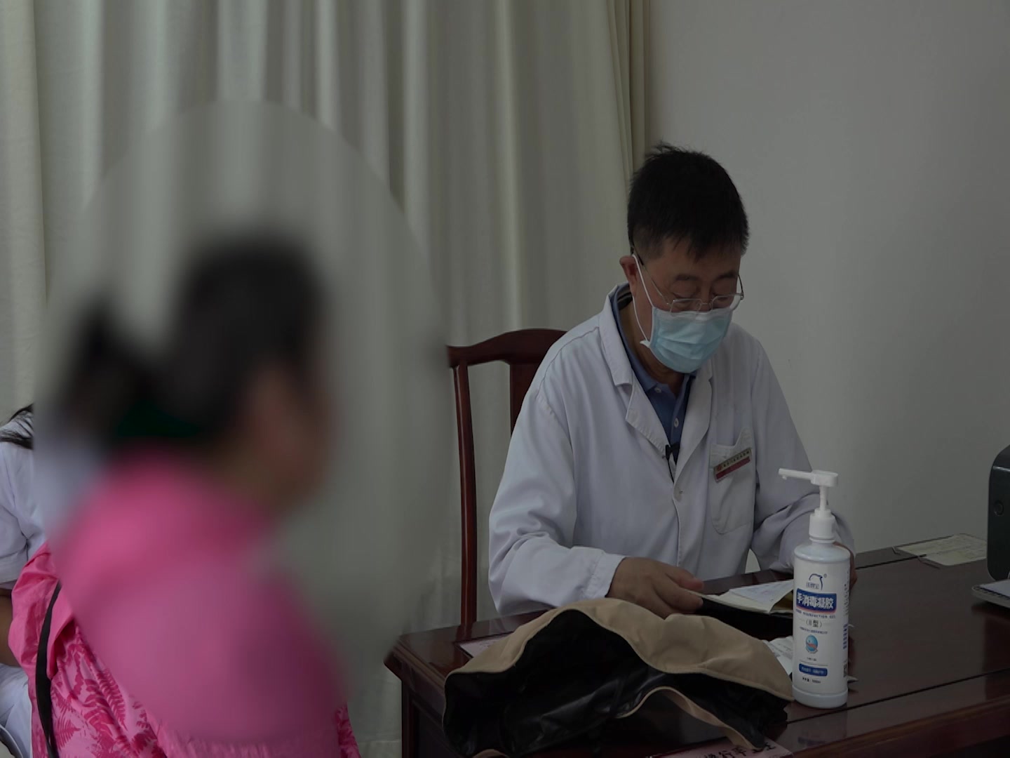 湿热蕴肤：55岁女性全身湿疹瘙痒的清热利湿祛风止痒法