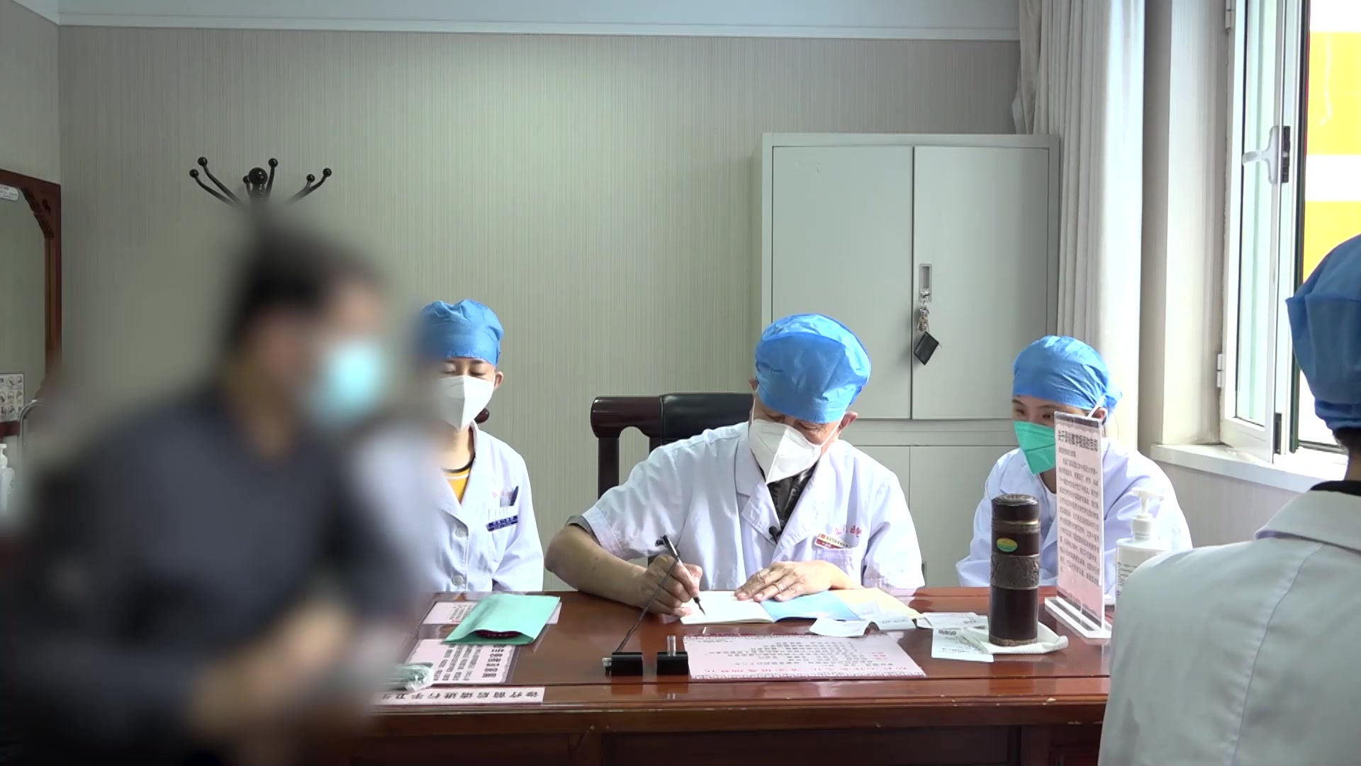 阴虚火旺兼湿热肝郁：34岁男性手足心热便溏的滋阴解郁清利法