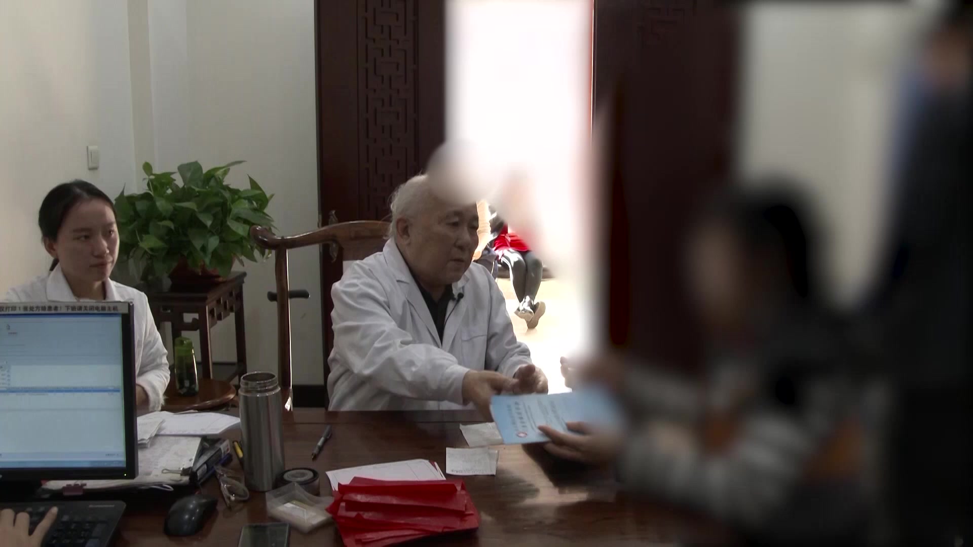 上热下寒脾虚气滞：48岁女性脘痞呃逆伴小腿冷痛的中医辨治