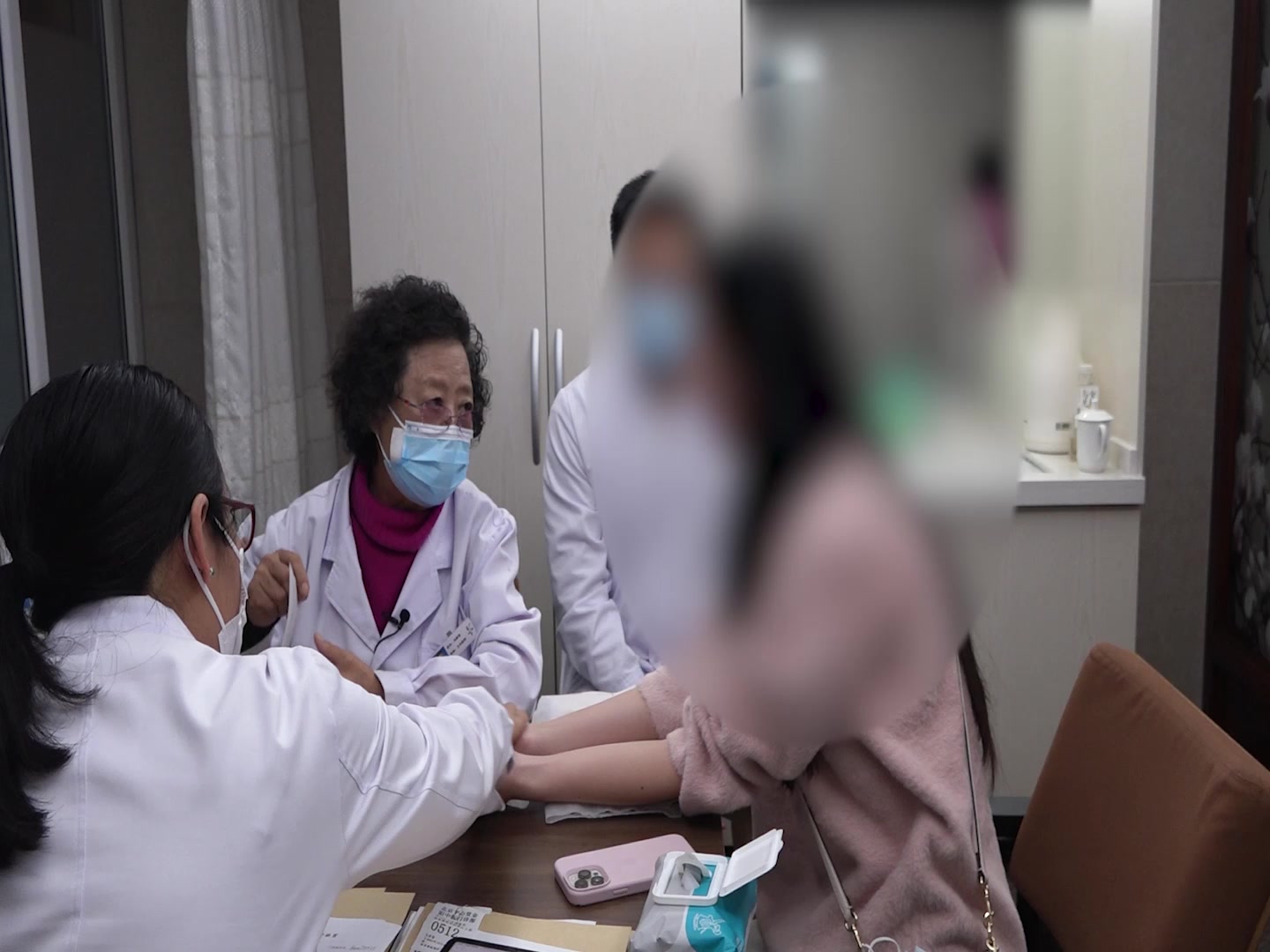 寒凝血脉·湿热内蕴：25岁女性月经后期伴失眠的寒温并调法