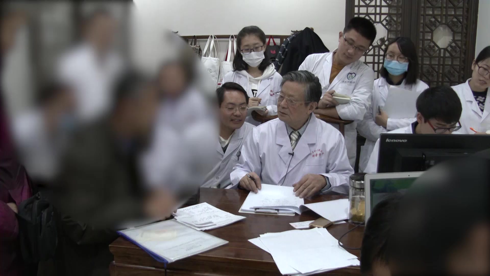 阳虚寒凝肝脉：65岁男性睾丸疼痛间歇发作的温阳和胃法