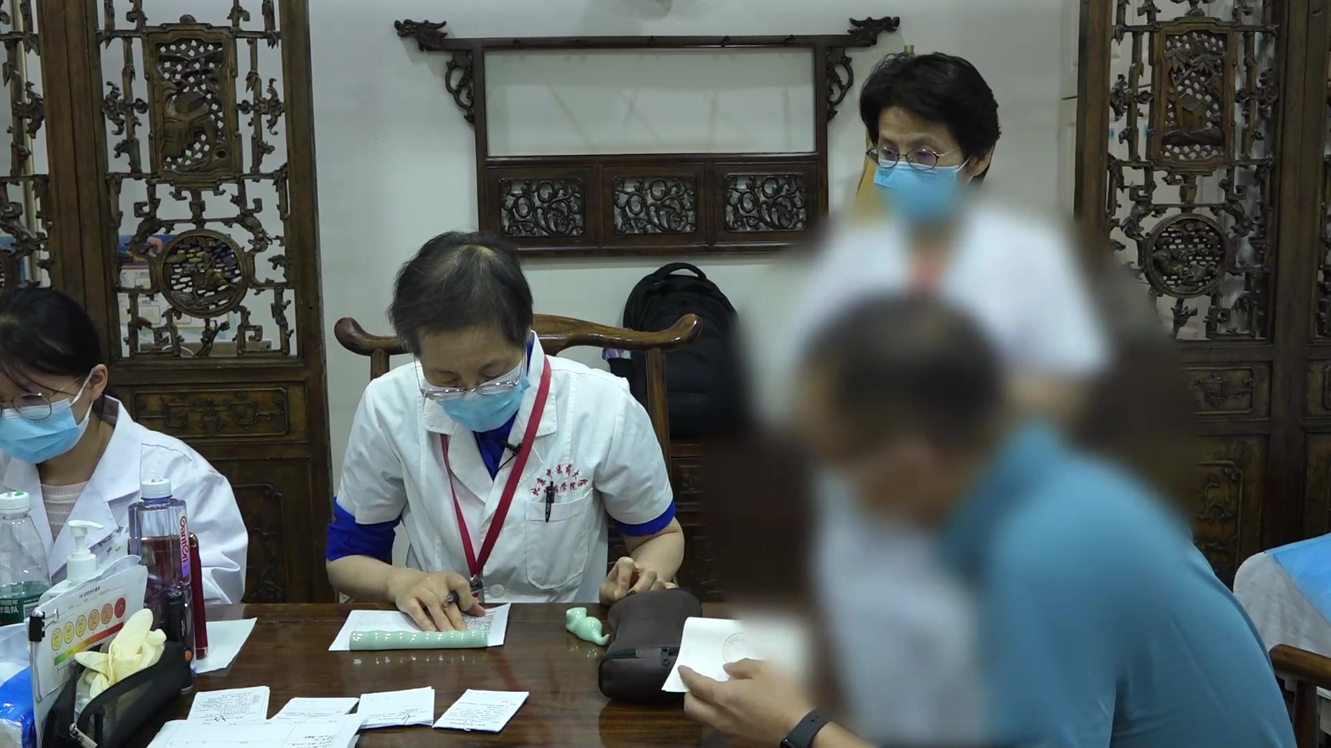 脾肾亏虚湿浊瘀阻：50岁男性痛风肌酐升高伴后背发凉之健脾化浊活血法