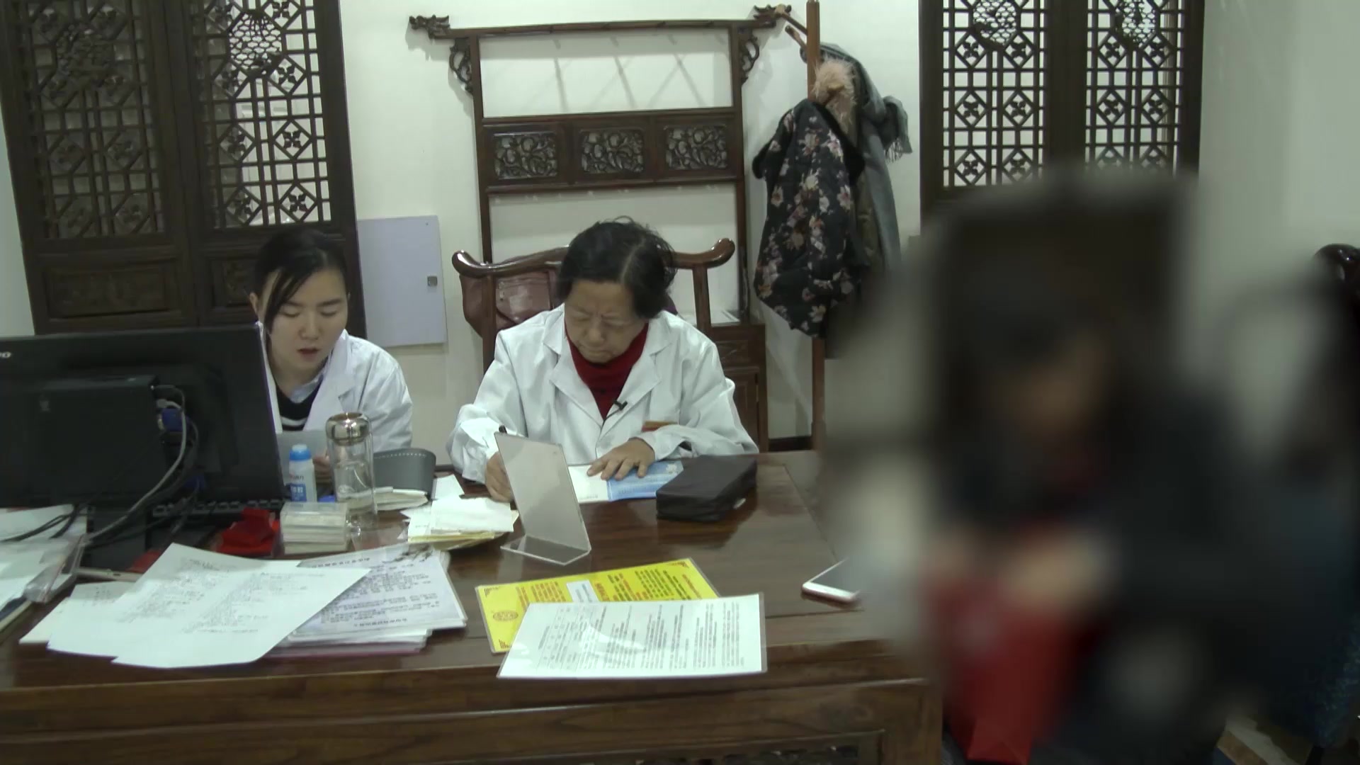 肝郁脾虚气滞：36岁女性乳腺结节经前乳胀便秘的中药调治