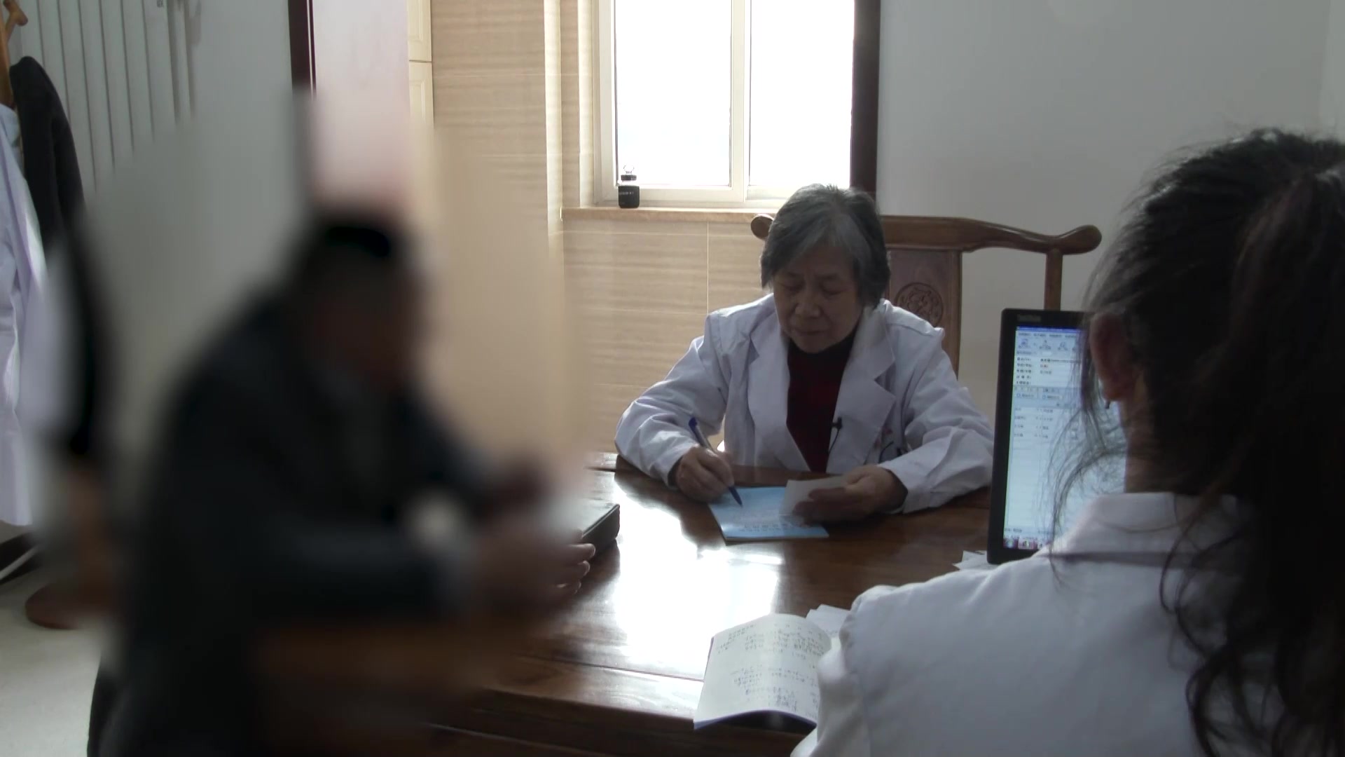 湿邪阻络：53岁男性手胀后背疼痛的健脾祛湿法