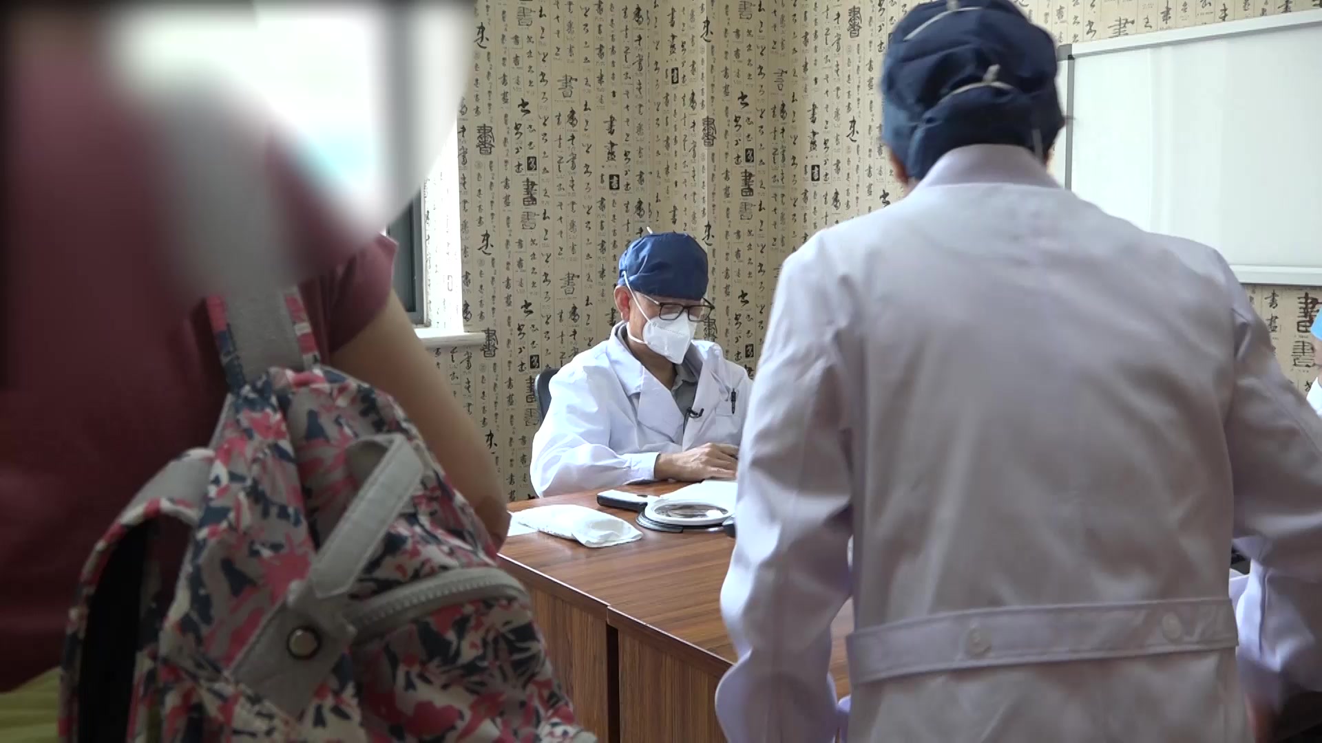 肝郁脾虚湿蕴化热：77岁男性湿疹下肢肿胀瘙痒的健脾利湿活血消肿法