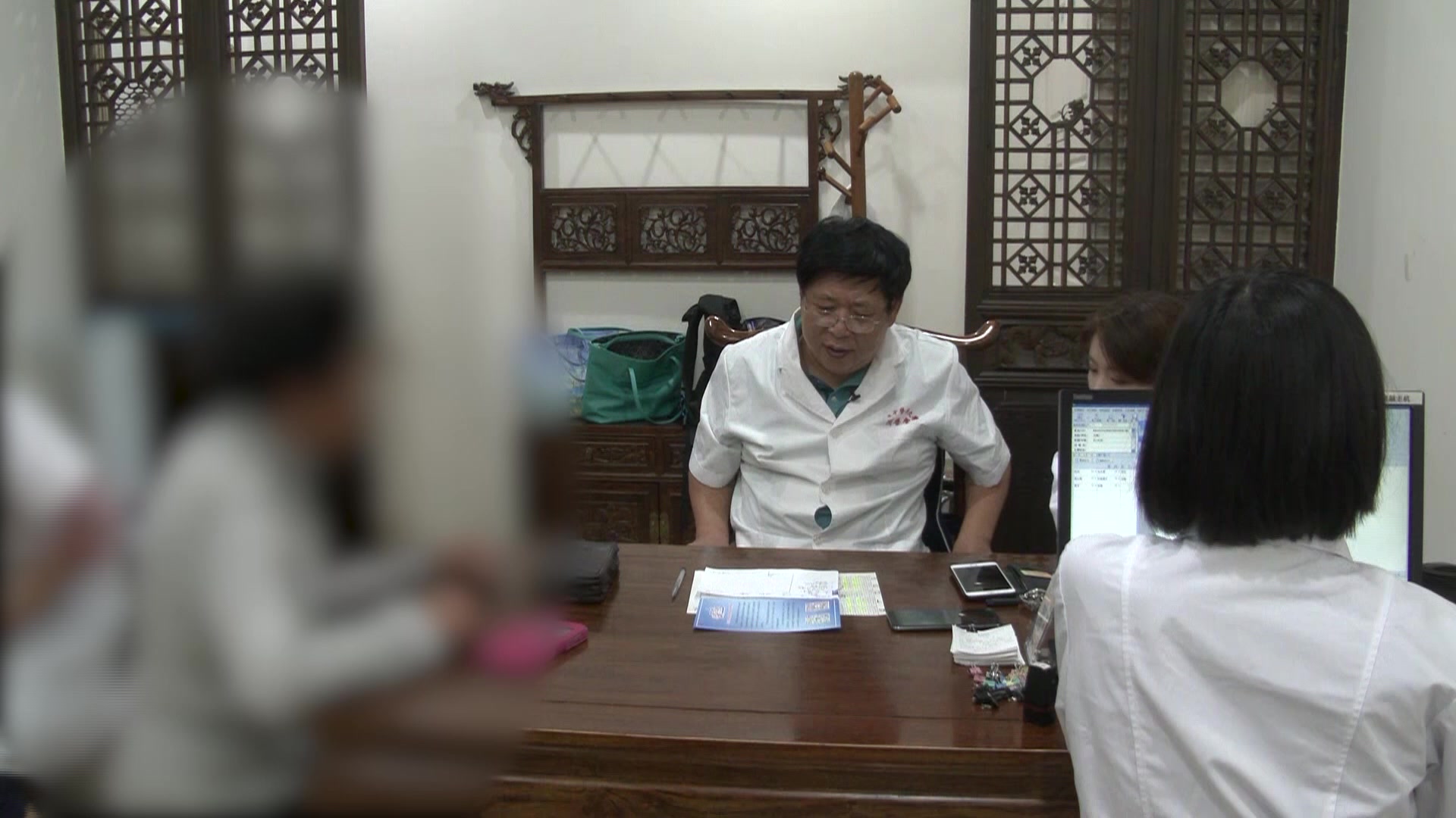 上热下寒经络瘀阻：59岁女性头响身凉便频的温清通络法