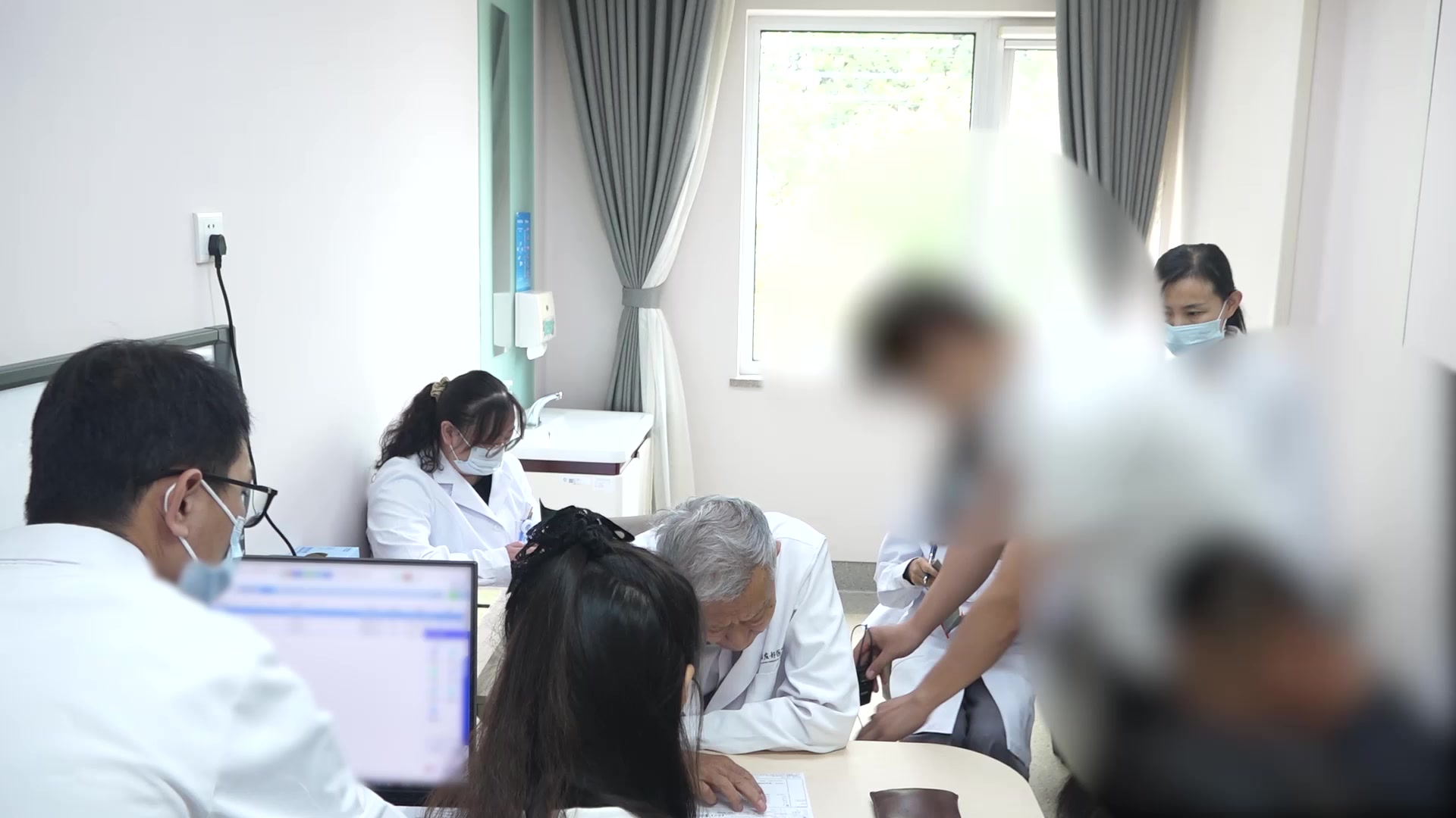肝阳上亢脾虚气滞：48岁男性高血压伴腹胀的中西结合调治