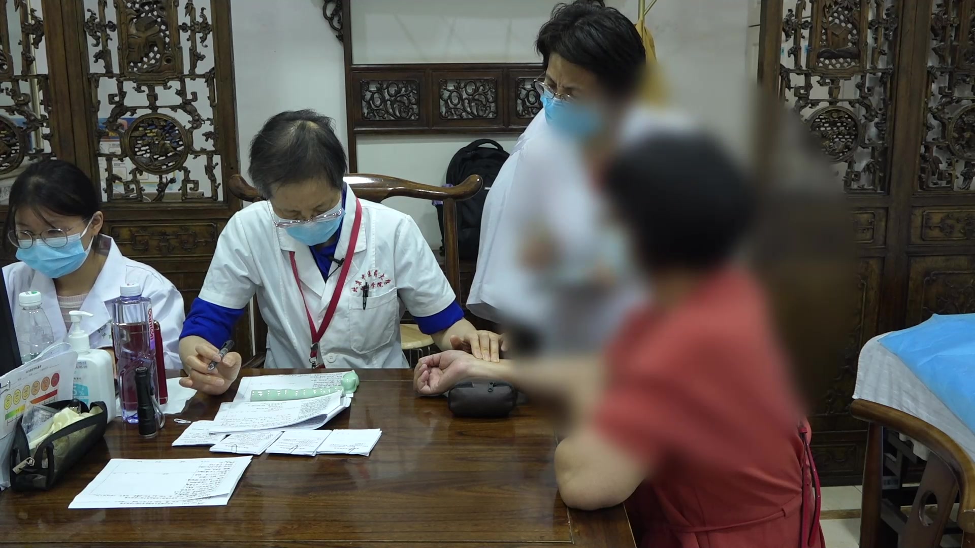 肝气上逆心神不宁：46岁女性腹部气冲至胸的平肝降逆养心法