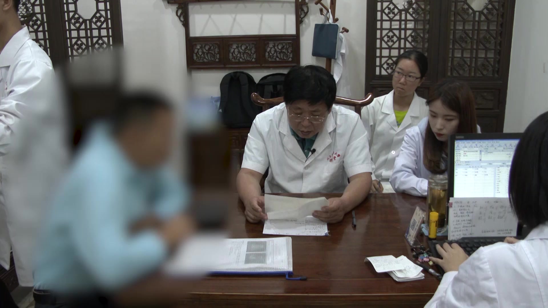 肝胆湿热气滞：43岁男性胁痛不寐纳差的柴胡桂枝干姜汤加减