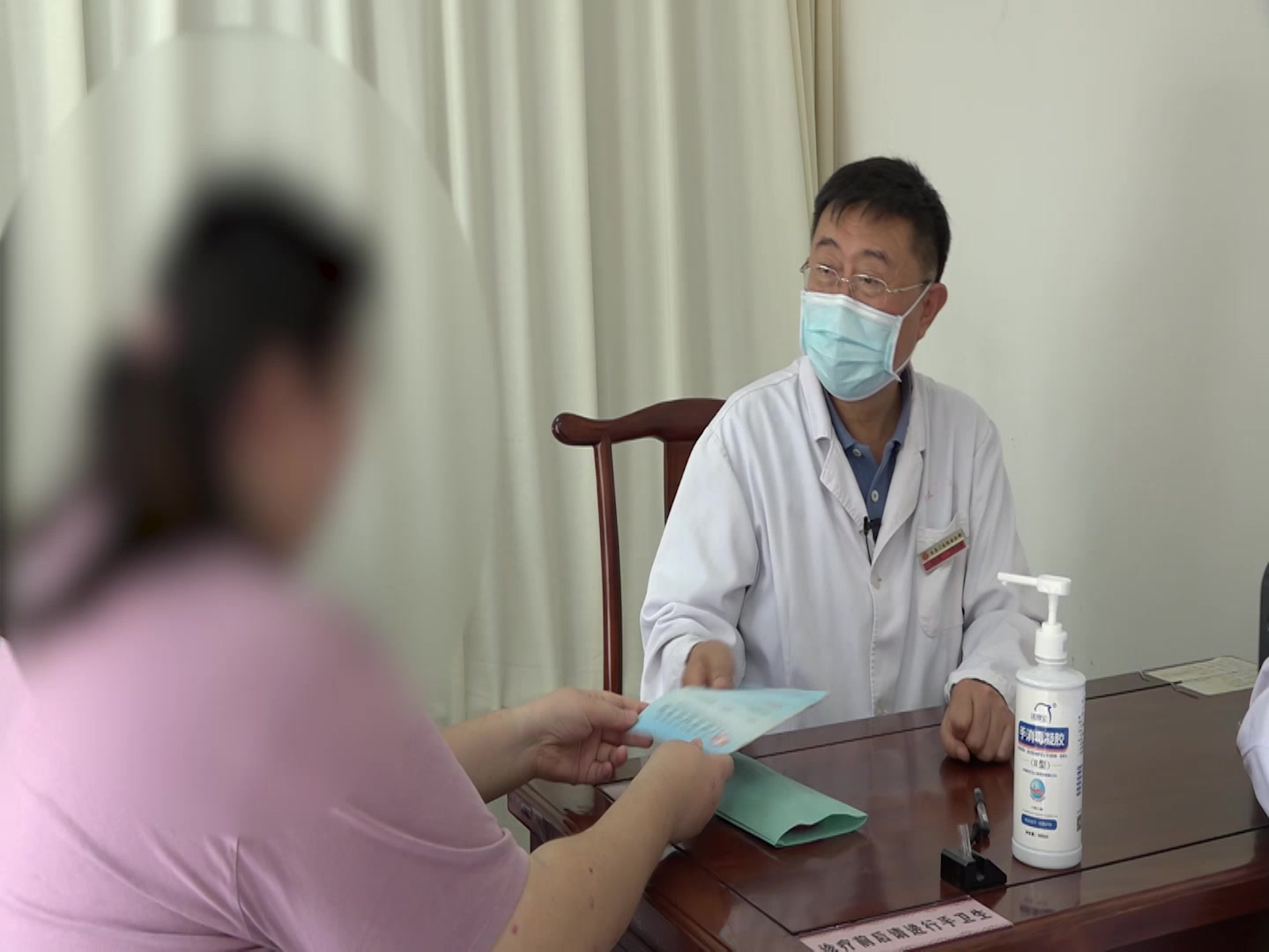 血热夹湿胃气不和：35岁女性银屑病暗红鳞屑的清化凉血调胃法