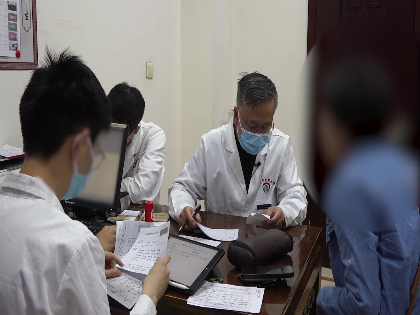 肝肾阴虚肝阳上亢：51岁女性结膜出血伴高血压失眠的平肝潜阳法