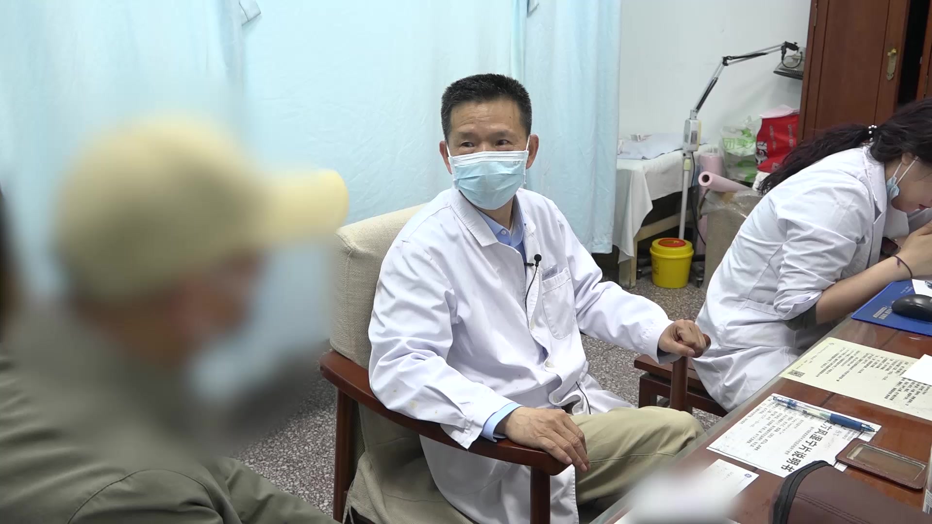痹证：60岁男性膝关节痛伴颈椎病手麻头晕的针刺拔罐治疗
