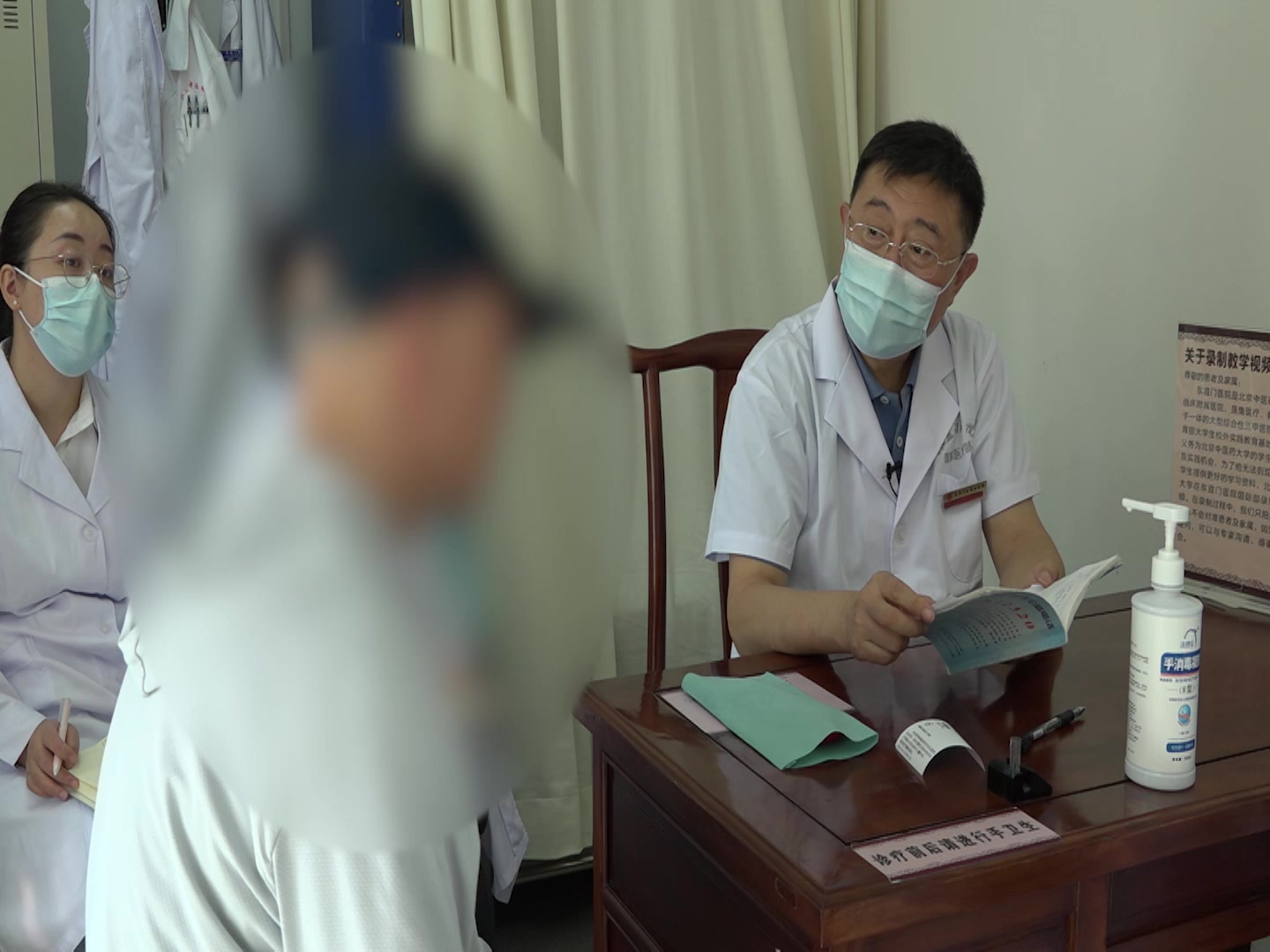 肝肾阴虚血热生风：43岁男性须发全白伴斑秃白癜风的滋阴凉血法