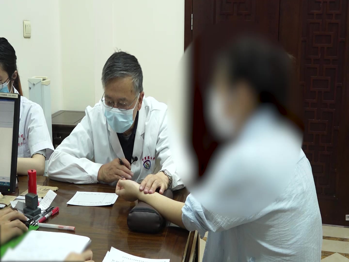 痰气交阻证：29岁女博士感冒后梅核气咽堵干咳半年的理气化痰利咽法