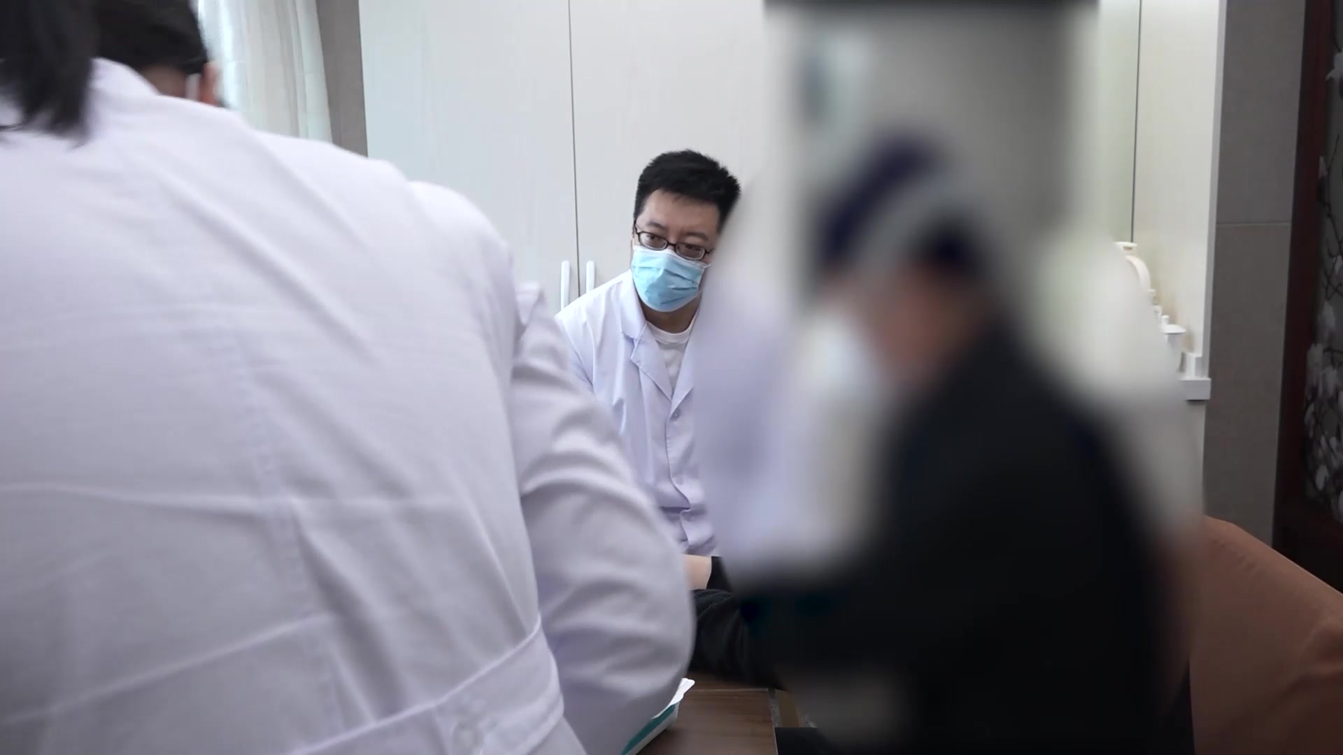 脾肾两虚湿瘀内阻：61岁透析者血压波动头痛的扶正祛邪通络法