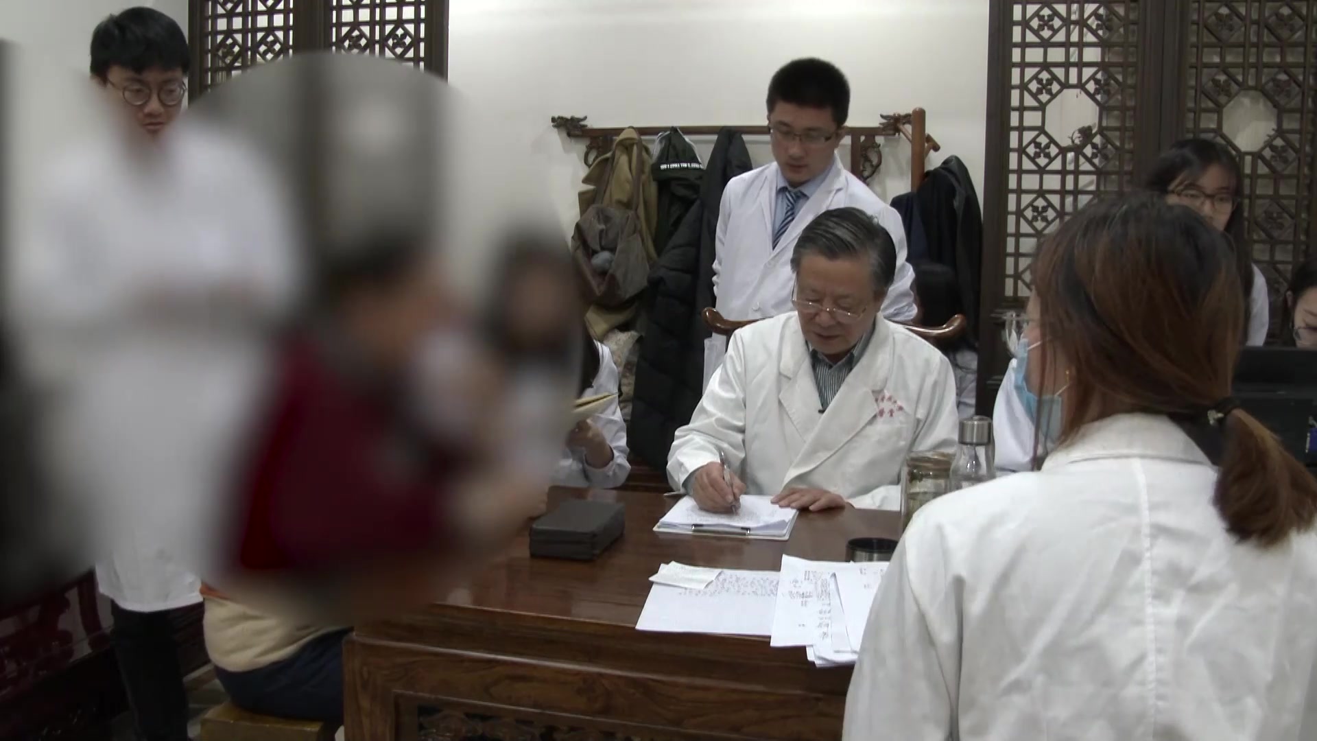 肝胃气逆脾虚湿阻：55岁女性反流性食管炎顽固不愈的中药少量频服法