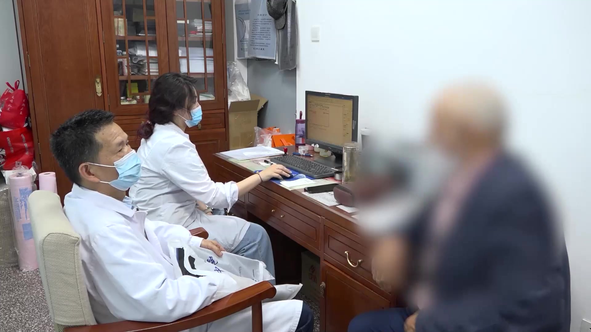 肝肾亏虚经络瘀阻：70岁男性腰椎间盘突出伴滑脱的针刀针灸治疗